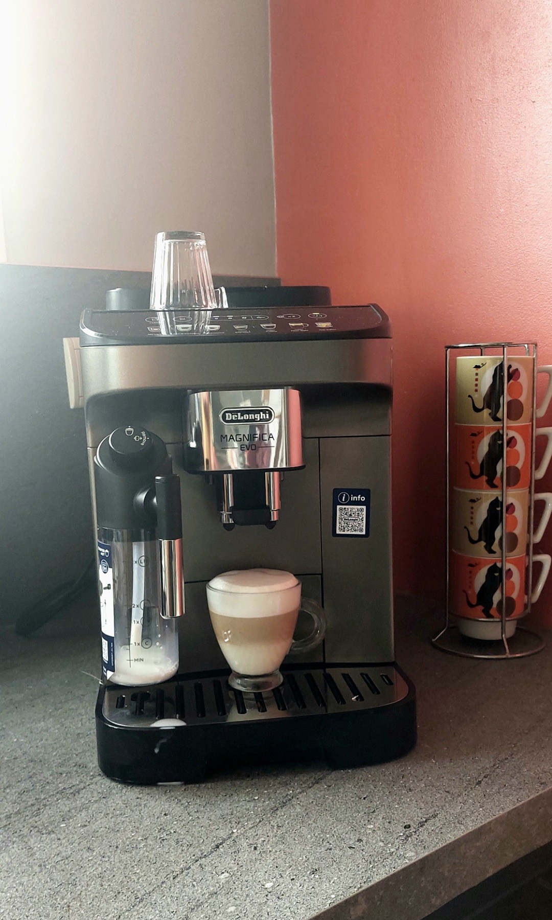 Café Meo Bio pur Arabica en grains 
Mon premier cappuccino avec ma nouvelle cafetière Delonghi 
Pour être honnête le résultat est plutôt pas mal compte tenu de mes compétences baristas