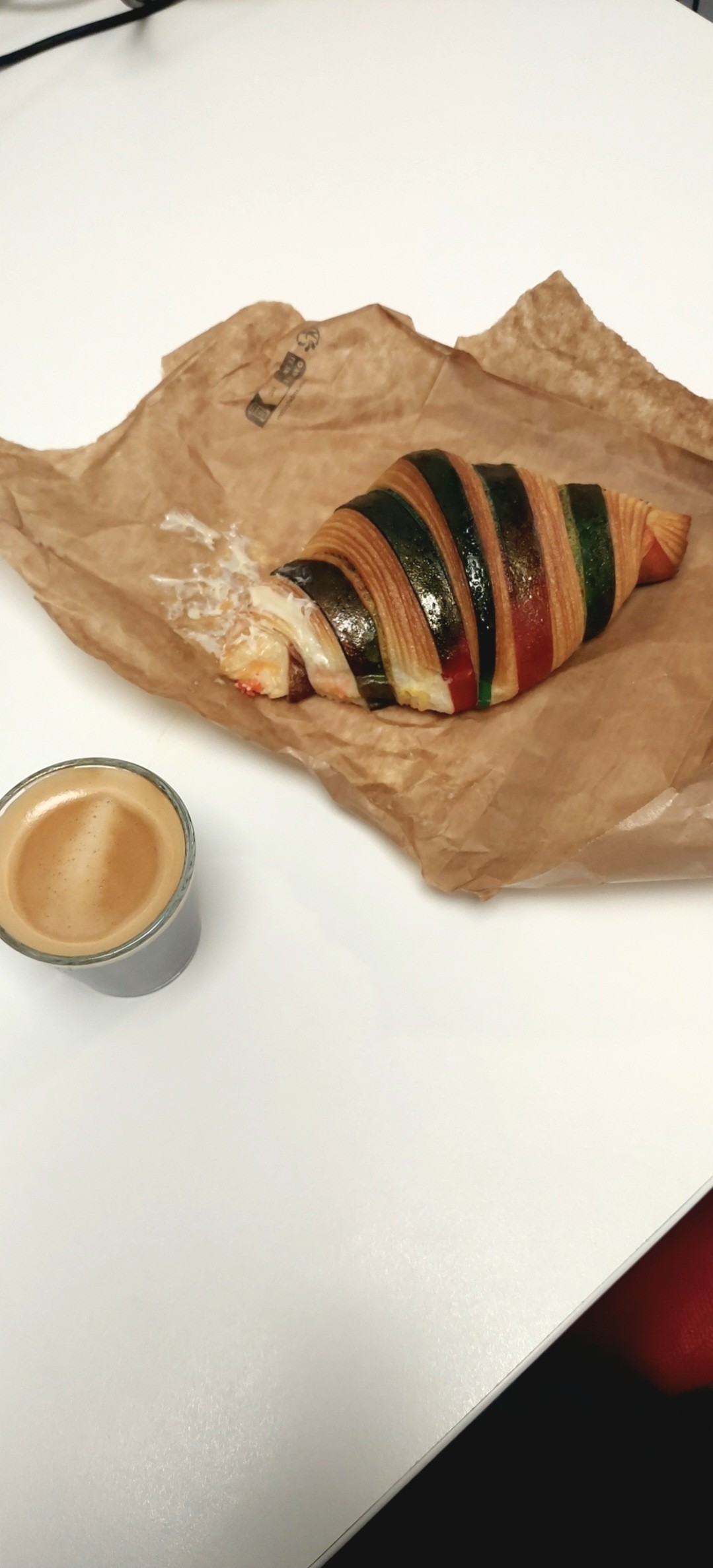 De passage au bureau 
Expresso bien serré accompagné d'un croissant fourré à la crème de noix de coco 
Incroyablement bon