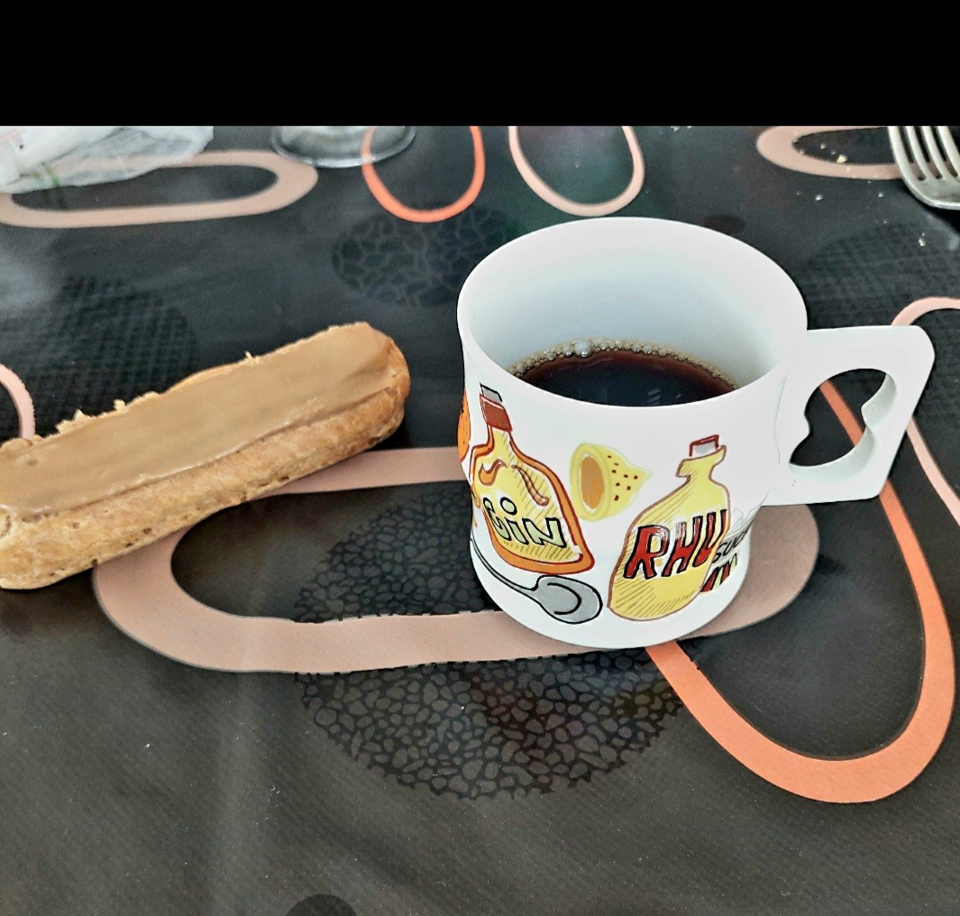 Café Lavazza Il Matino - méthode Café filtre 

Pas de rhum ni de gin dans mon café 
mais un éclair au café pour l'accompagner 
