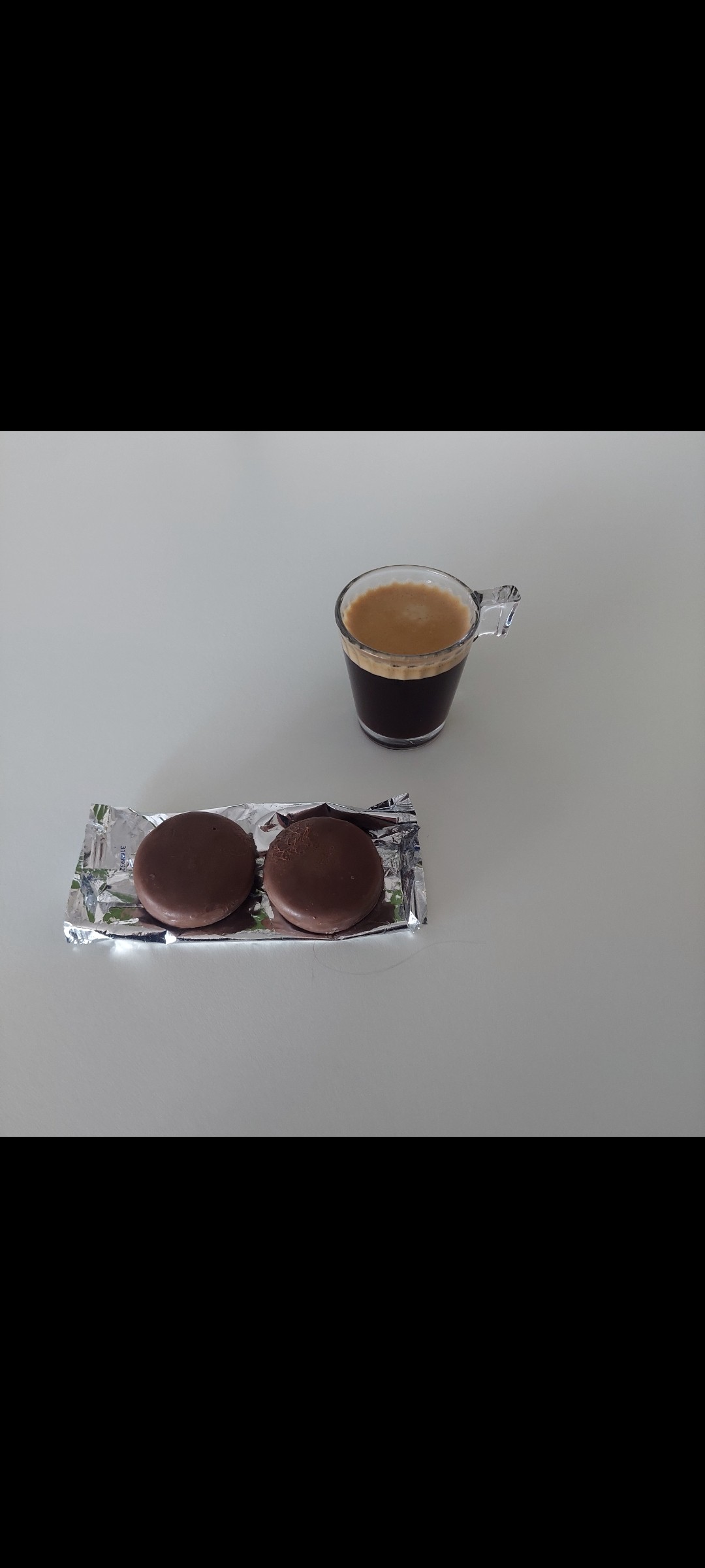 Café Bellarom Classico Espresso intensité 4 sur 12 en dosette

Très déçu par ce café Bellarom de chez Lidl. Le goût est anormalement amer
Heureusement les 2 oreos relèvent le niveau 