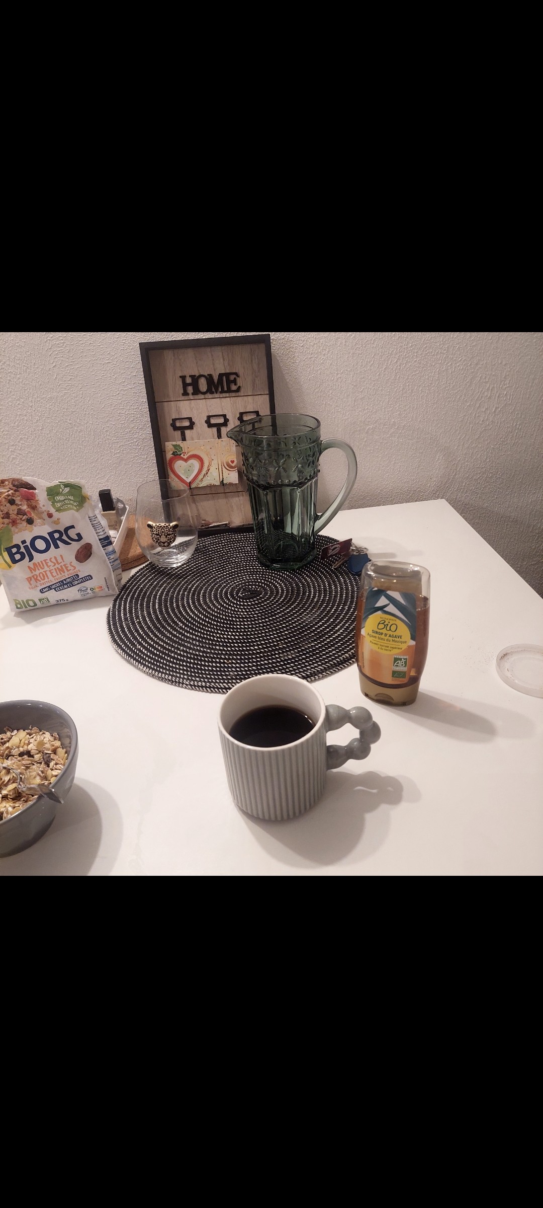 Café instantané de marque inconnue 

Petit dejeuner exprès 
Le café n'est pas bon mais il fait quand même le travail 
