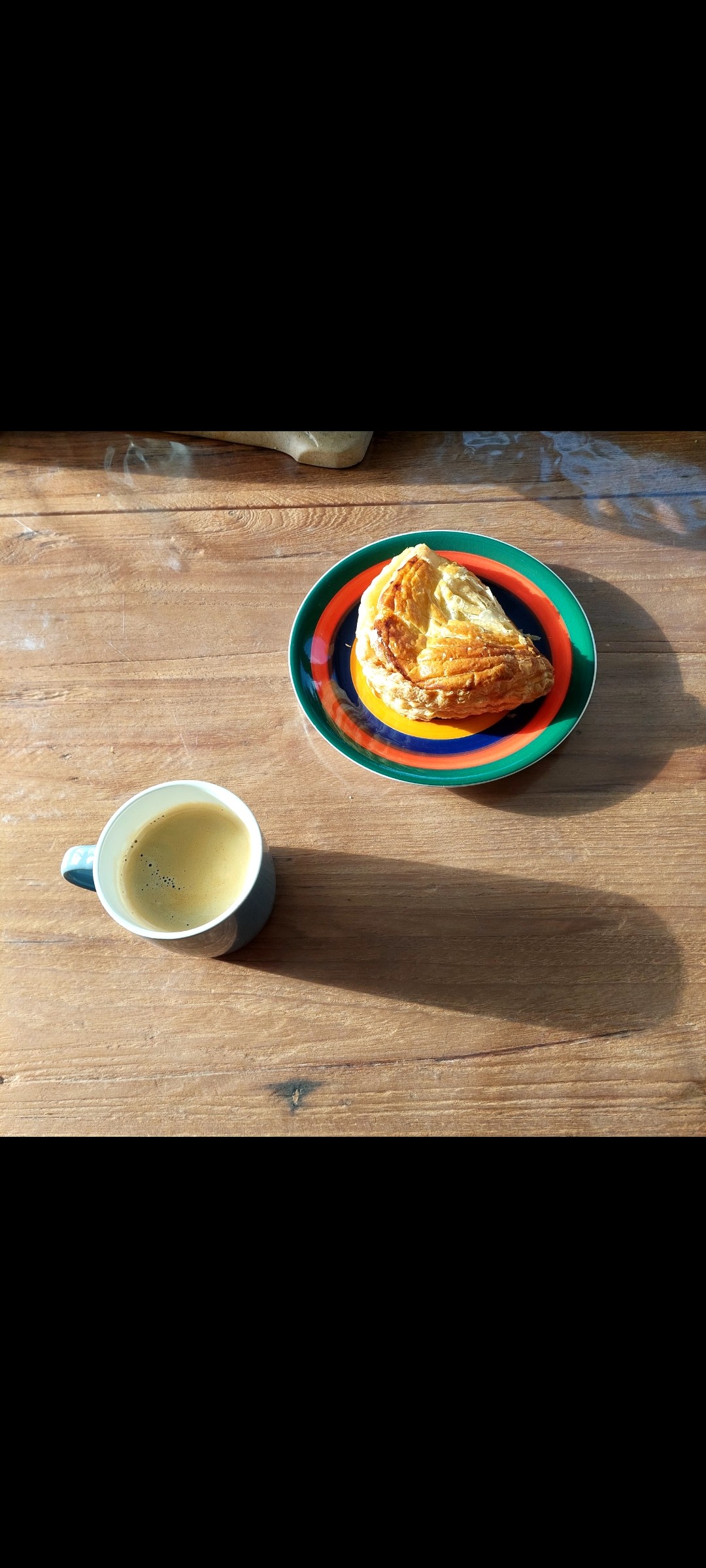 Café Moka Djimmah en grains 

Café long accompagné d'un chausson aux pommes artisanal 