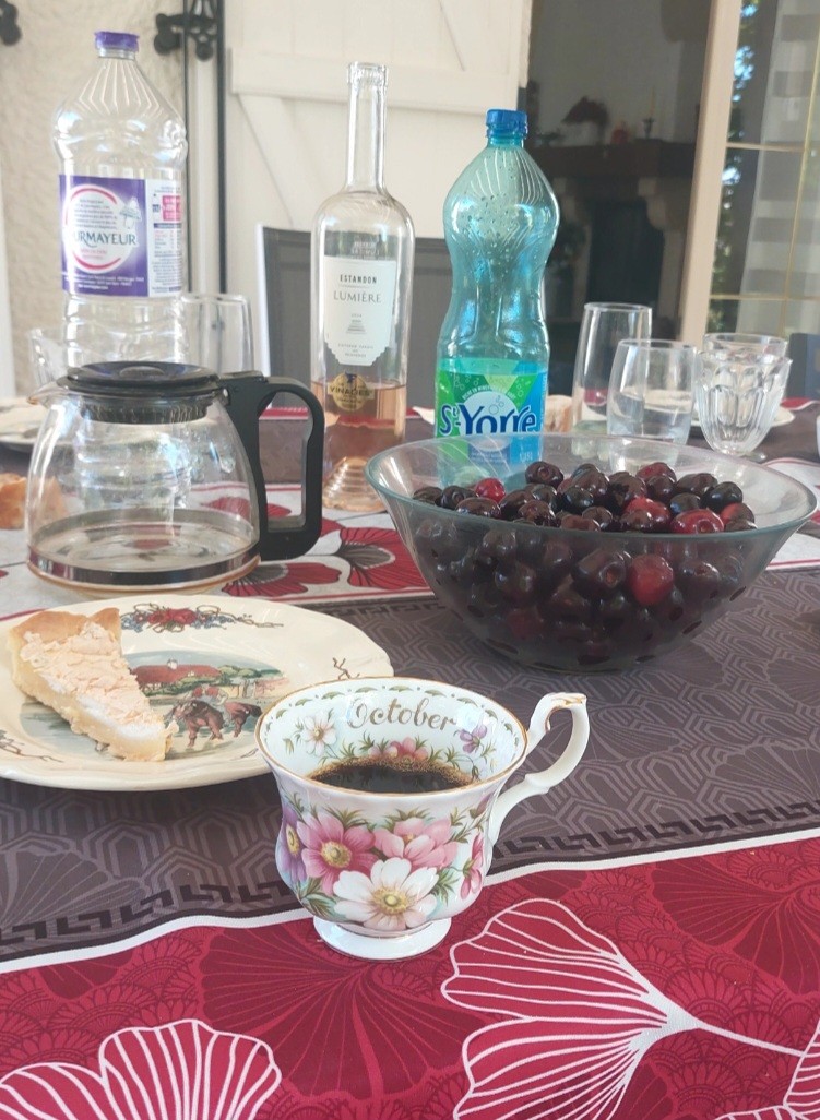 Carte Noire

Petit repas de famille 
Tarte au citron et cerises du jardin 
