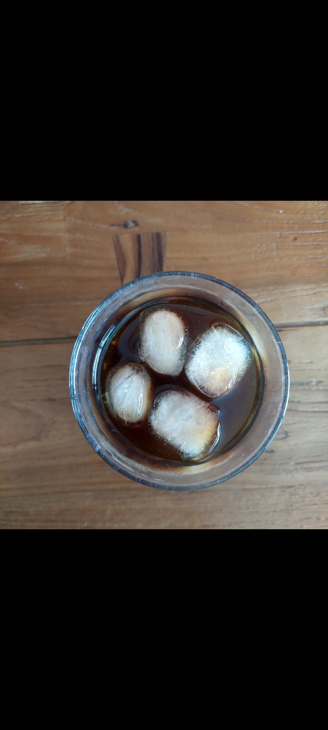 Café glacé eau de coco

il fait beaucoup trop chaud pour boire sont Café dehors  ;-(