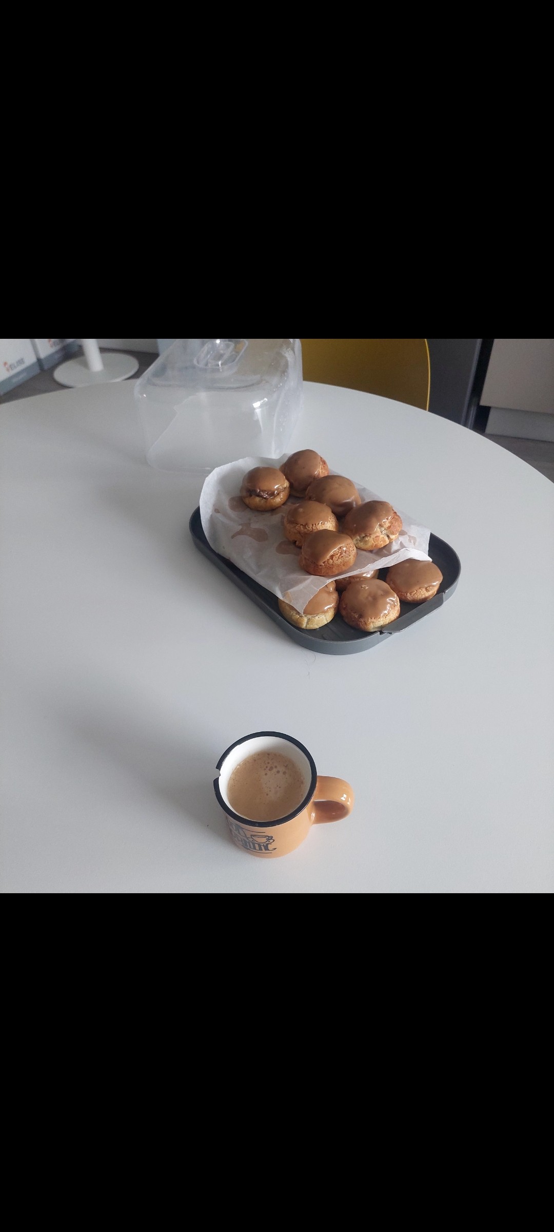 Ce matin au bureau 
Expresso et les minis éclairs faits maison 