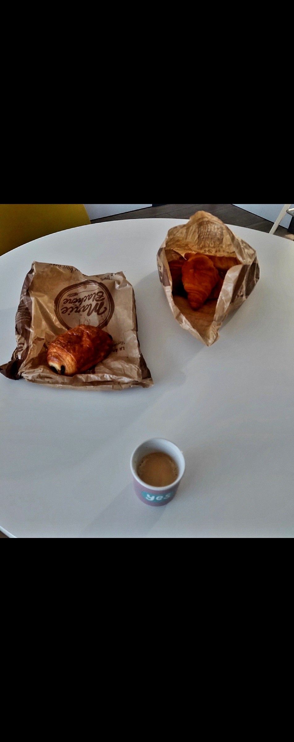 Bon vendredi à tous 
De retour au bureau 
Expresso et pain au chocolat 
