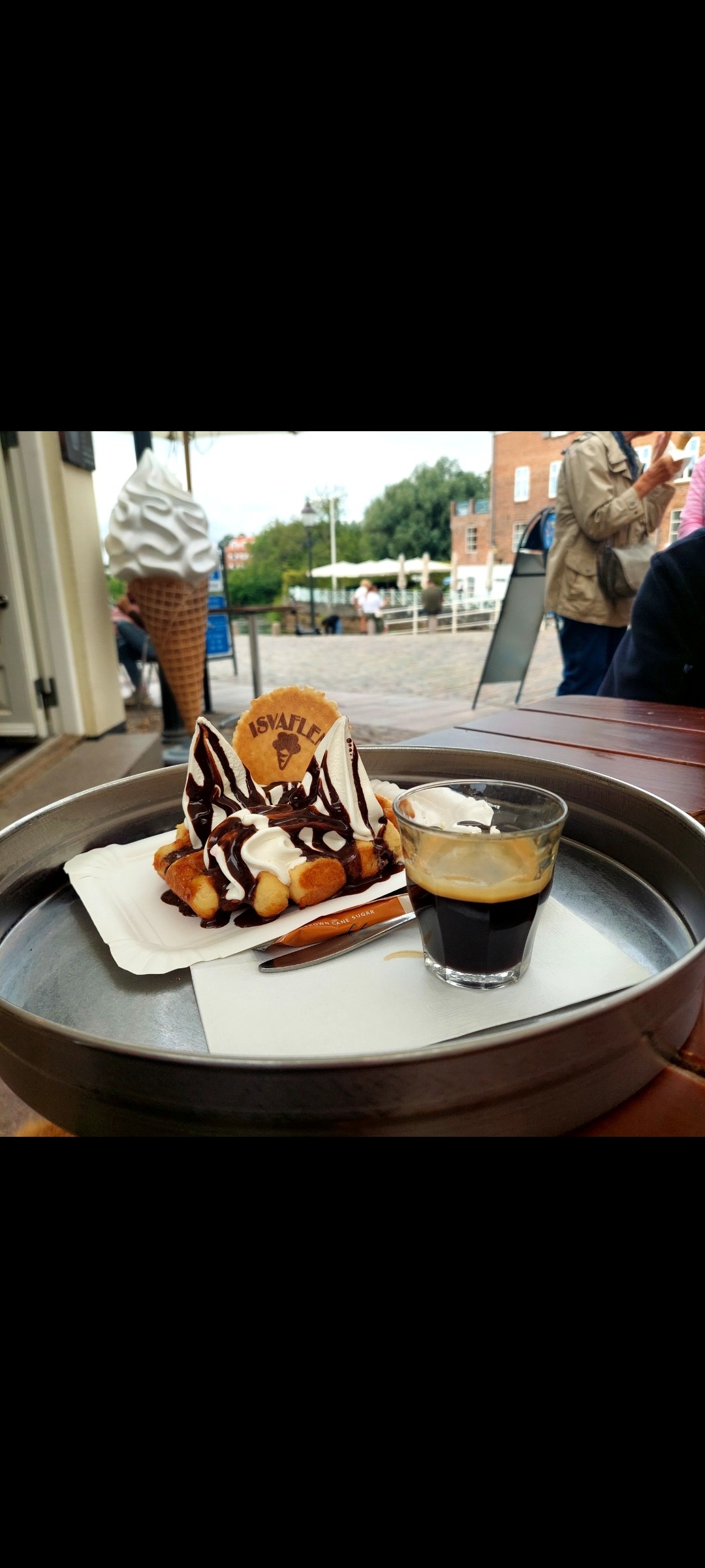 Expresso accompagné d'une gauffre belge, glace vanille et chocolat- ville de Ribe