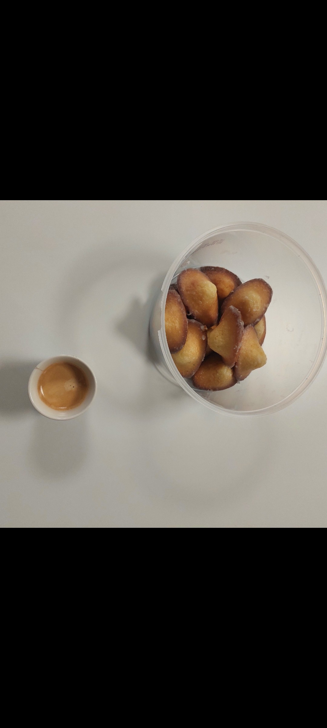 Expresso et madeleines maison 
