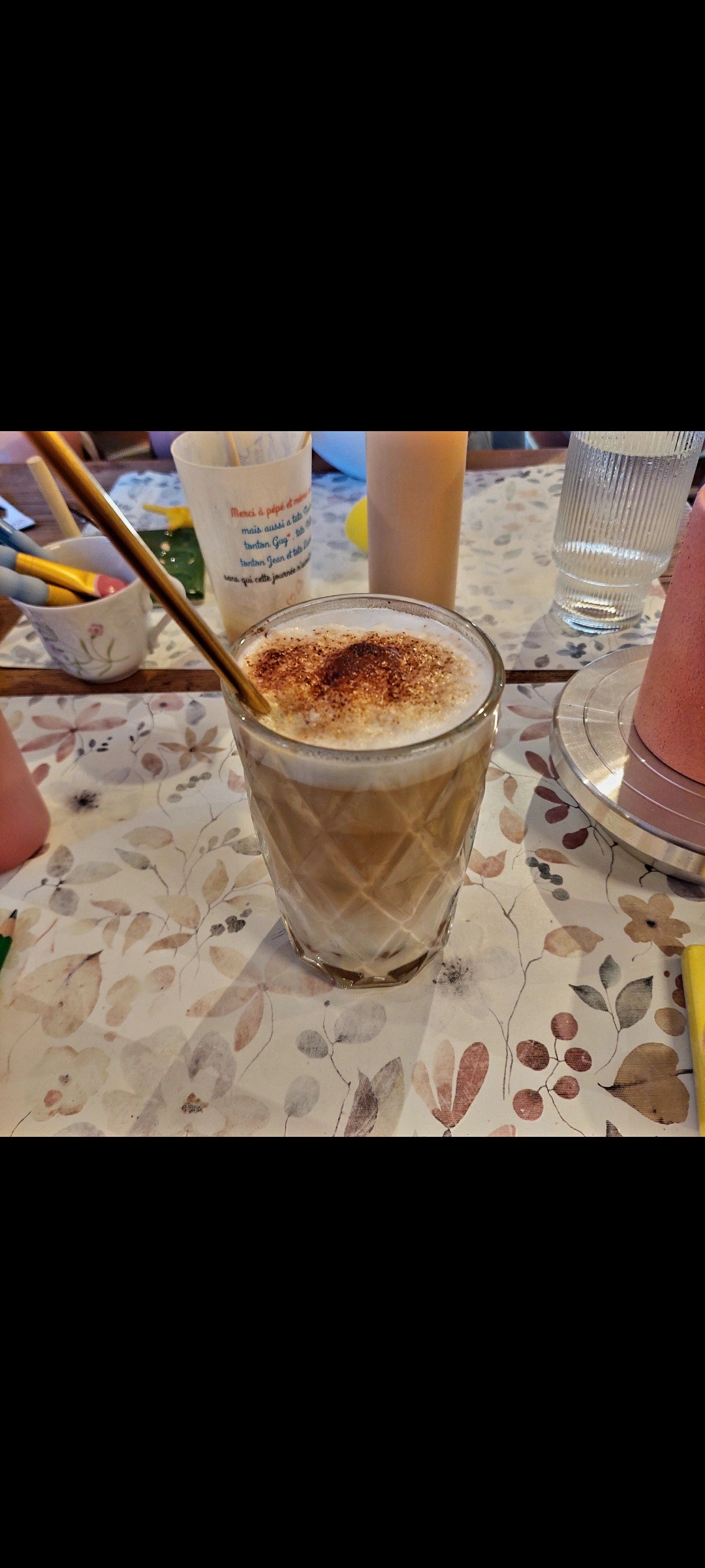 Café latte et peinture sur céramique
Activité manuelle en famille autour d'un excellent latte
Le résultat dans une semaine après cuisson de nos chefs-d'œuvre ;- )))