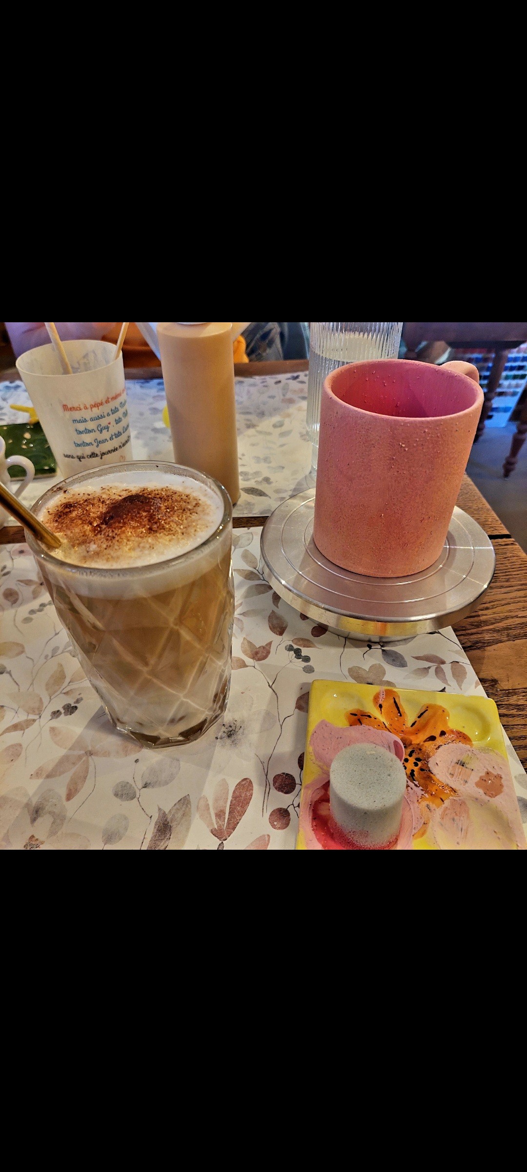 Café latte et peinture sur céramique suite
Activité manuelle en famille autour d'un excellent latte
Comme promis la semaine dernière voici les chefs-d'œuvre après 37h00 de cuisson ;- )))