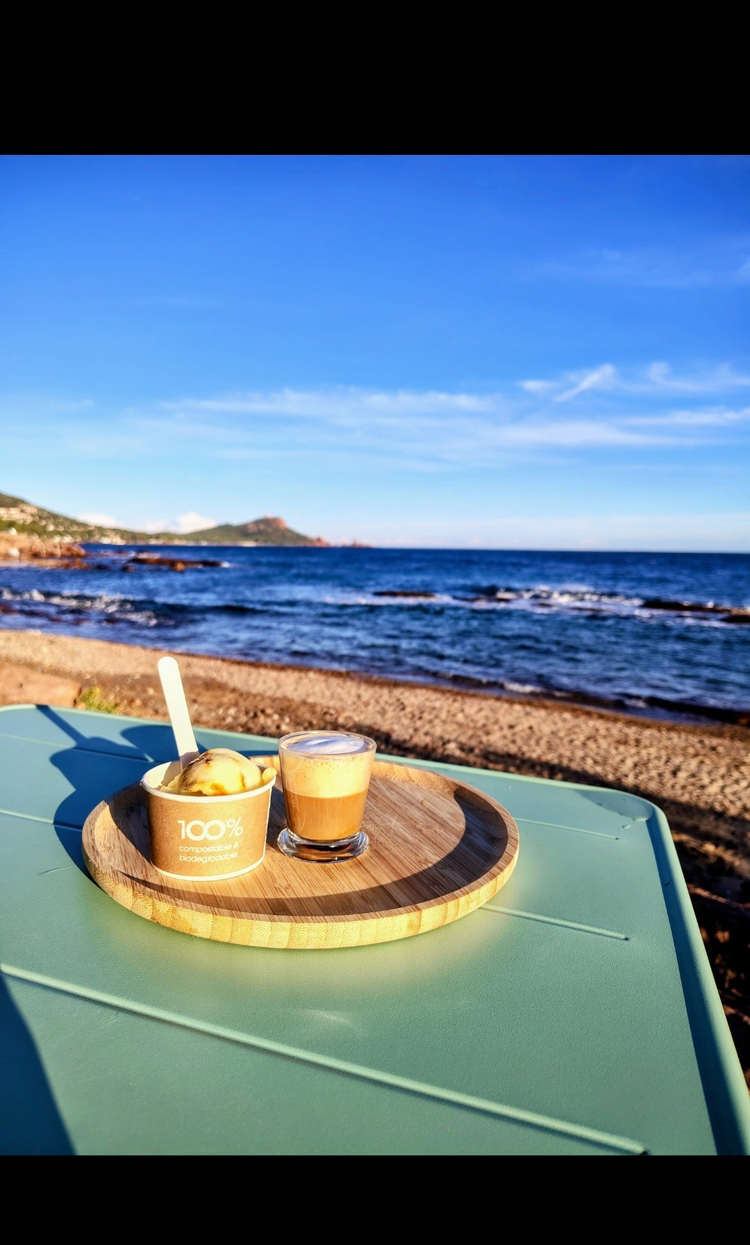 Café l'Or en capsule 

Café noisette, boule de glace ananas rôti au rhum et vue sur la méditerranée 