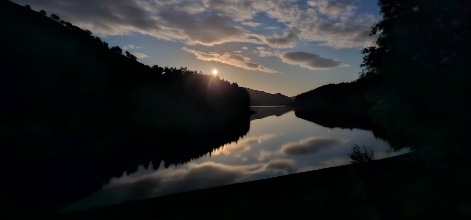 Enjoyed a wonderful coffee accompanied by the stunning view of the full moon (yes that is a picture of the moon) over Ladybower Reservoir while on a night hike. Perfect way to spend a warm summer night. 😊🏞️🌄