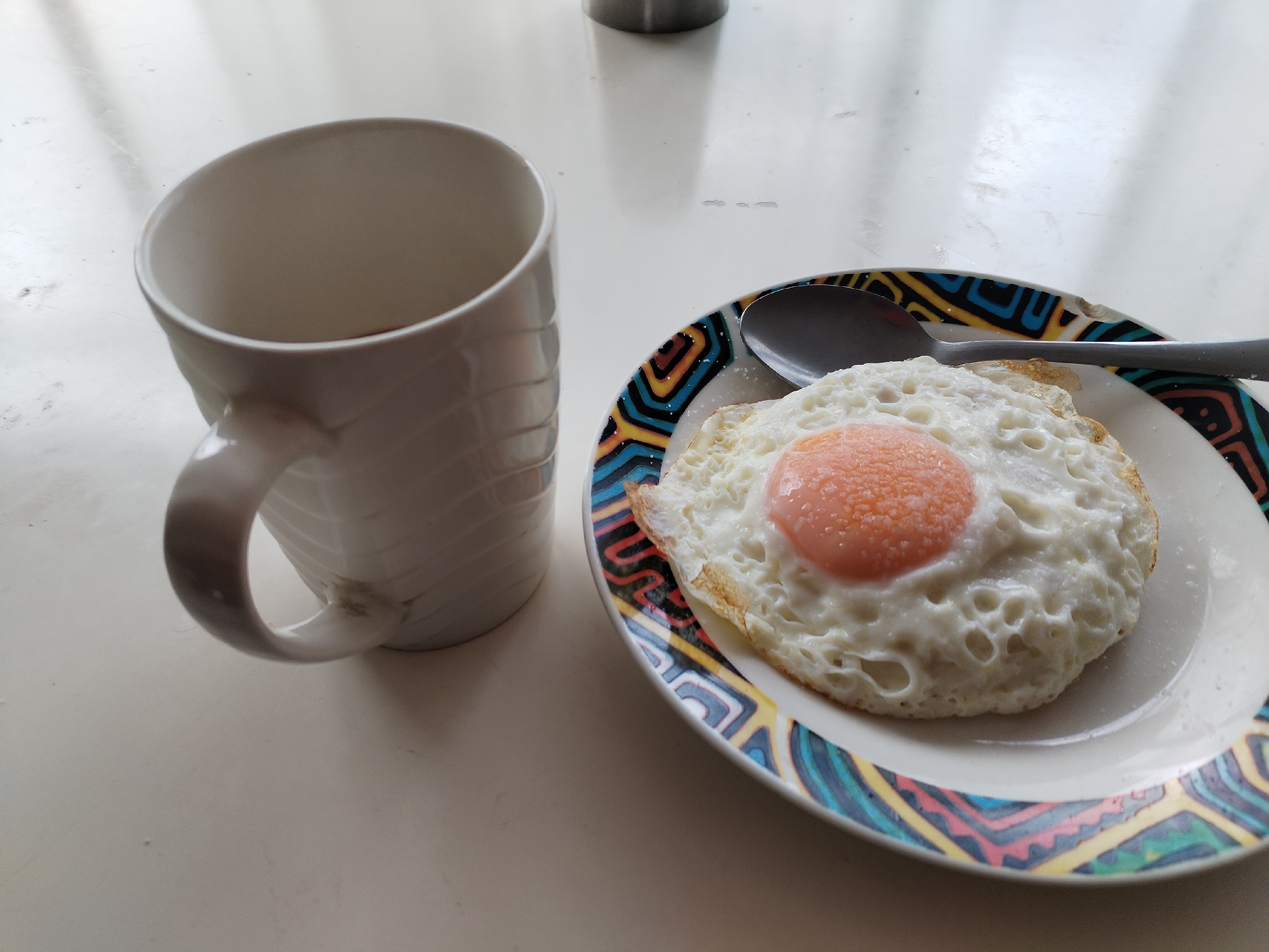 desayunito arepa con huevo y el café que nunca puede faltar estaba increíble pero... aveces tener un desayuno así me recuerda la soledad el silencio de cada mordida es de hecho demasiado ruidosa desearía escuchar otra cosa 😿