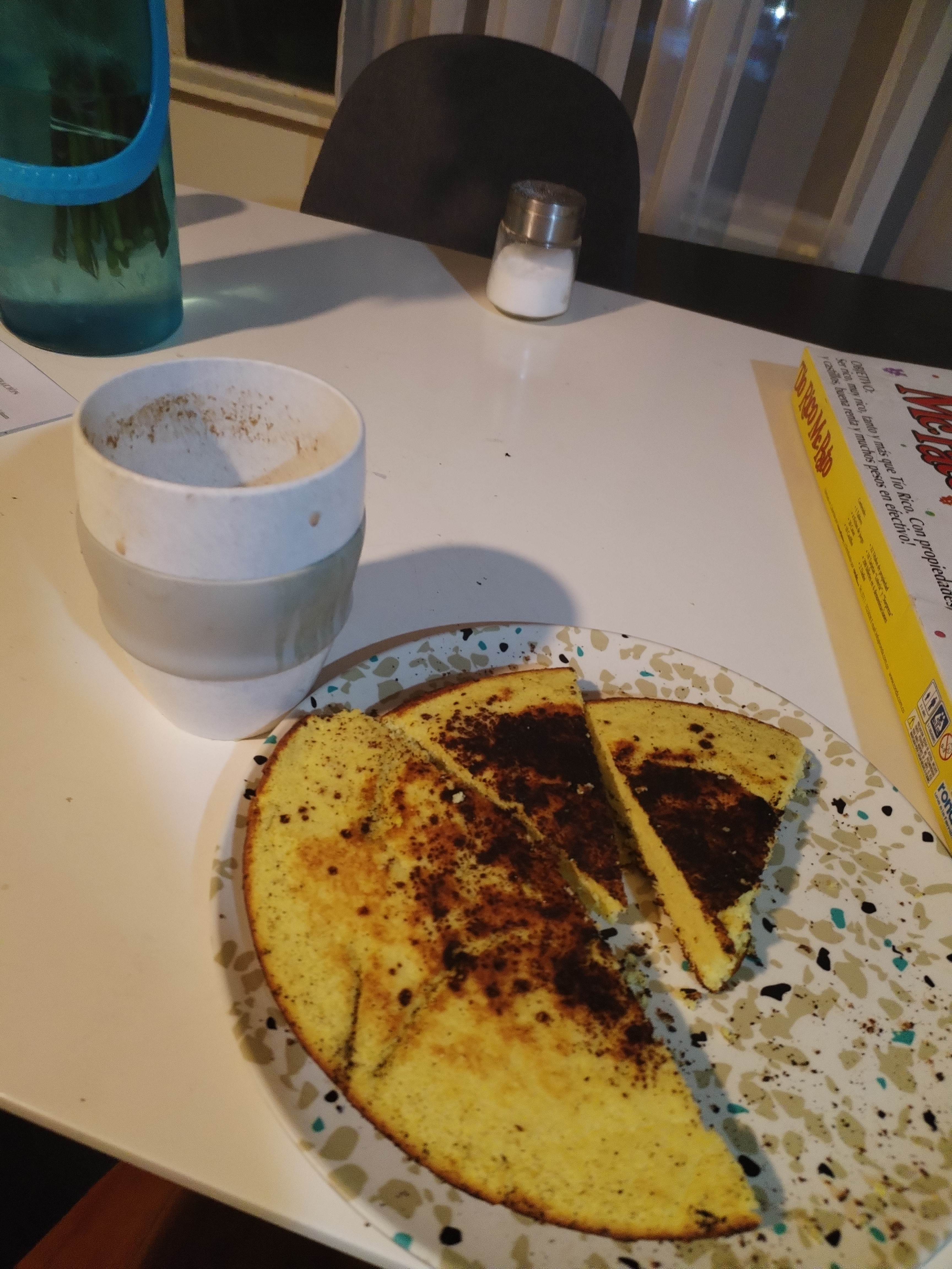 esta vez el protagonismo se lo llevó la torta de huevo que me arme bofff y claro un cafecito en leche con chocolate que no podía faltar