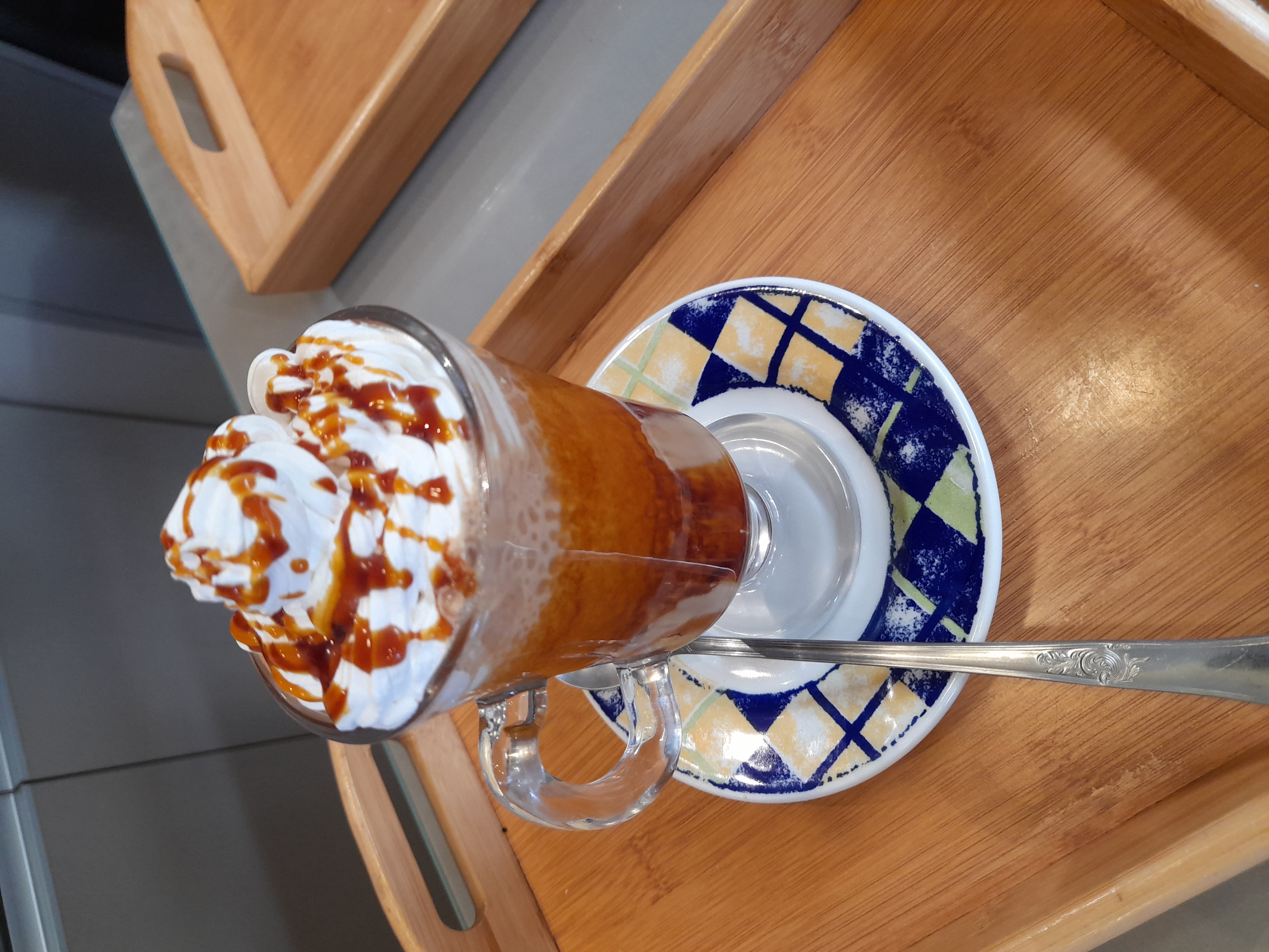 cappucino, aperol e uma vela aromática de cravos adquirida em um bazar na cafeteria 😊