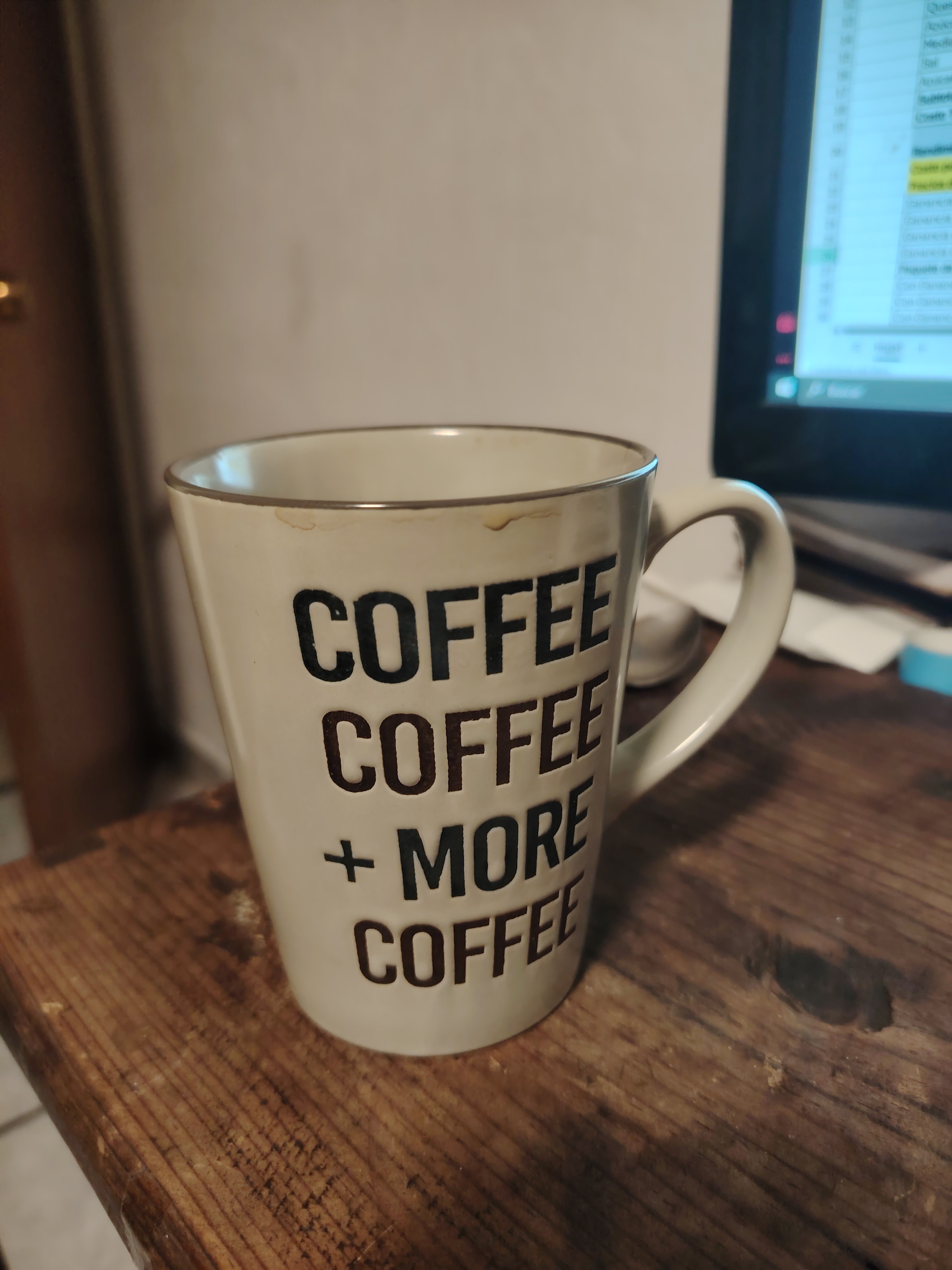 El trabajar de noche acompañado de una taza de café que golpea como boxeador 