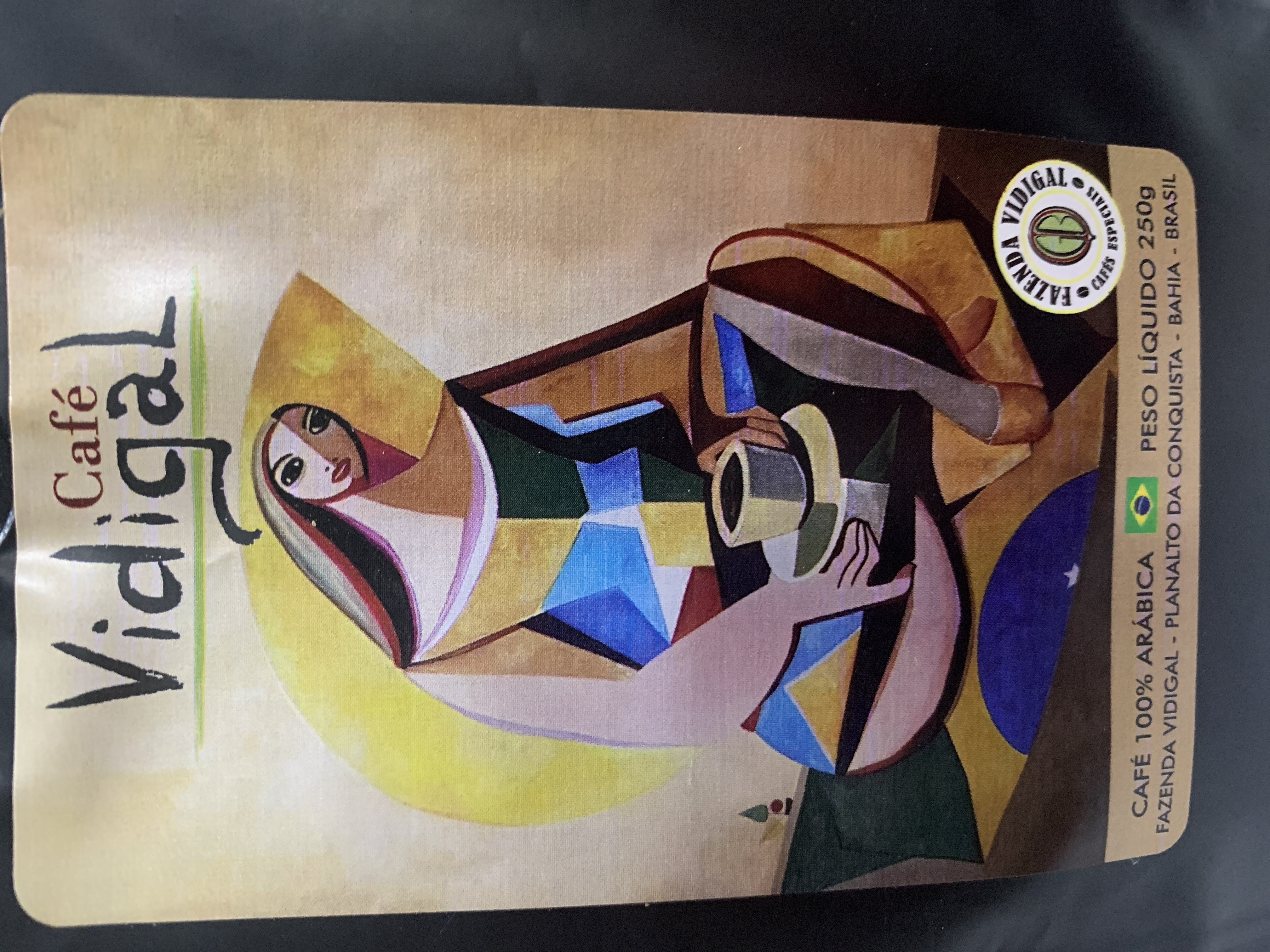 café marcante, bem aromatizado, toque floral acentuado.