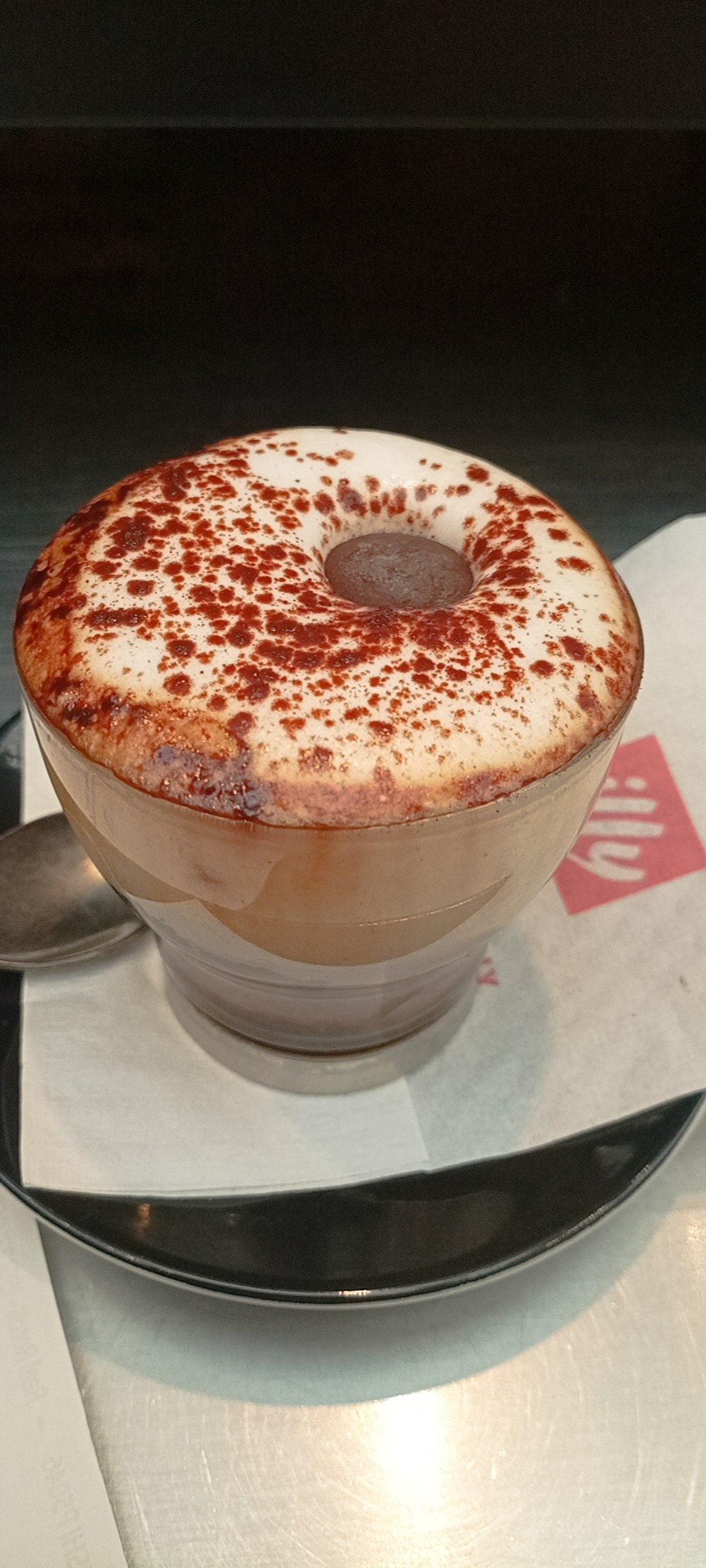 Caffè Marocchino es una popular bebida de café italiana, tradicionalmente servida en un vaso pequeño y caracterizada por sus hermosas capas de espresso, espuma de leche y cacao.
El resultado es una bebida caliente y en capas que combina maravillosamente el amargor del café y el cacao con la dulzura y cremosidad de la leche.