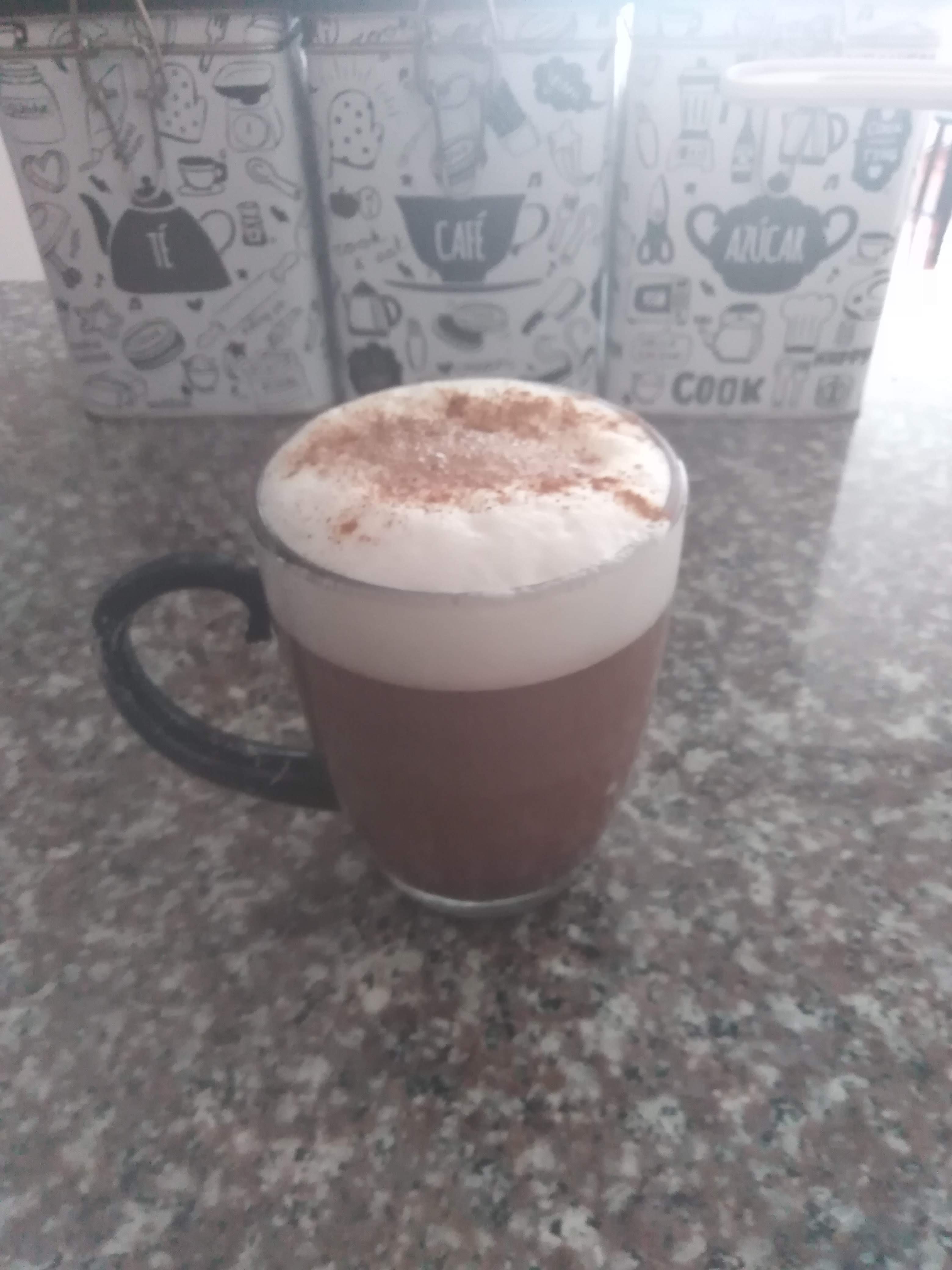 Por las mañanas lo primero que hago en la cocina es un café tradicional filtrado, puede que lo tome expresso, mocaccino o latte, pero nunca me puede faltar el café por las mañanas para iniciar mi día de trabajo en casa.