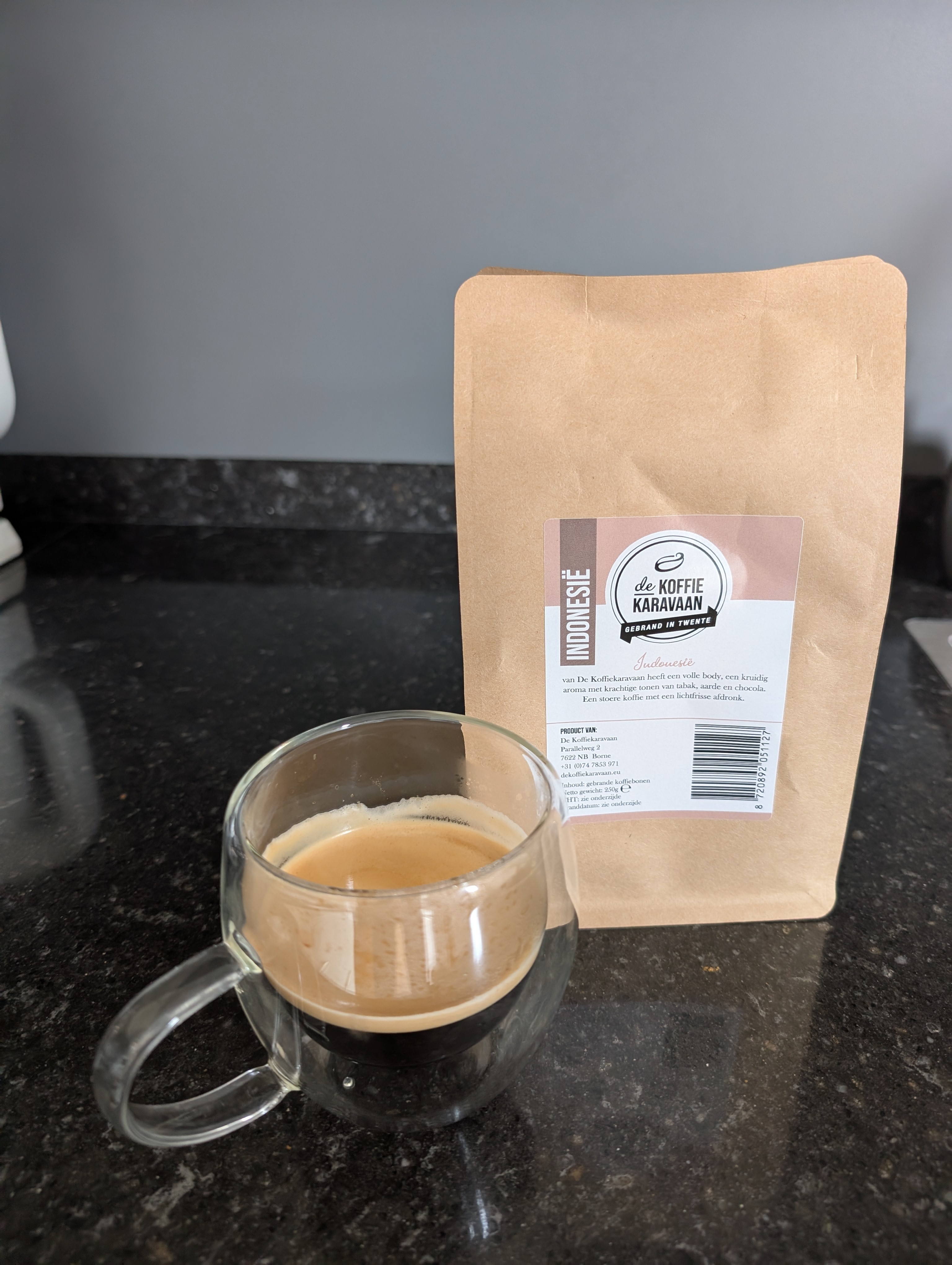Uitstekende koffie met cederhout en een hint van chocolade. Ik houd van de lage zuurgraad van deze koffie.