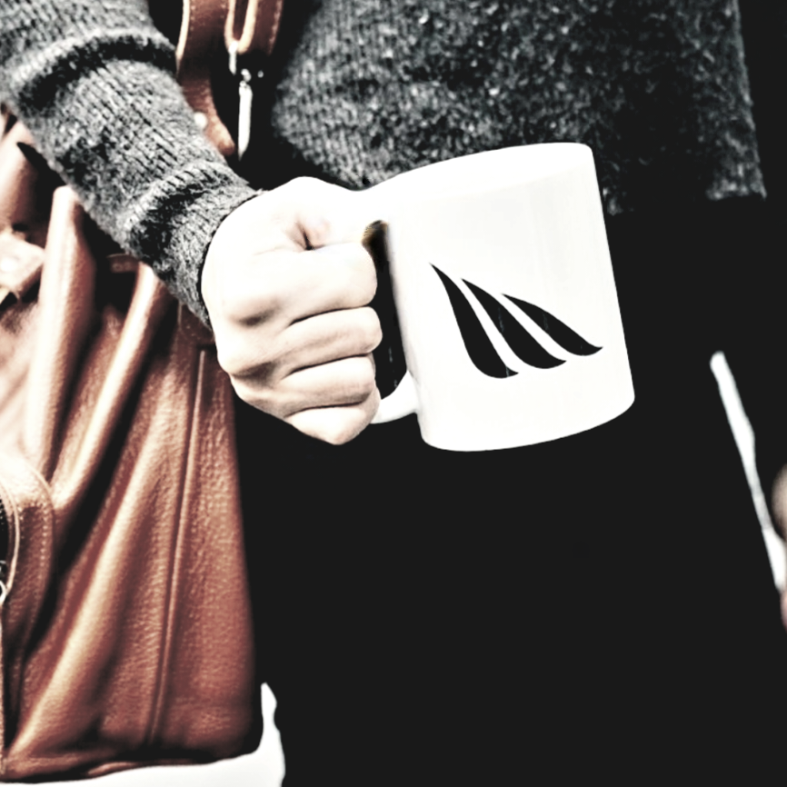 Uma caneca especial carrega mais que café. Seja pela mensagem, pessoa que presenteou ou como recebeu. Aqui, certamente essa da família que Deus me deu é a melhor de todas!