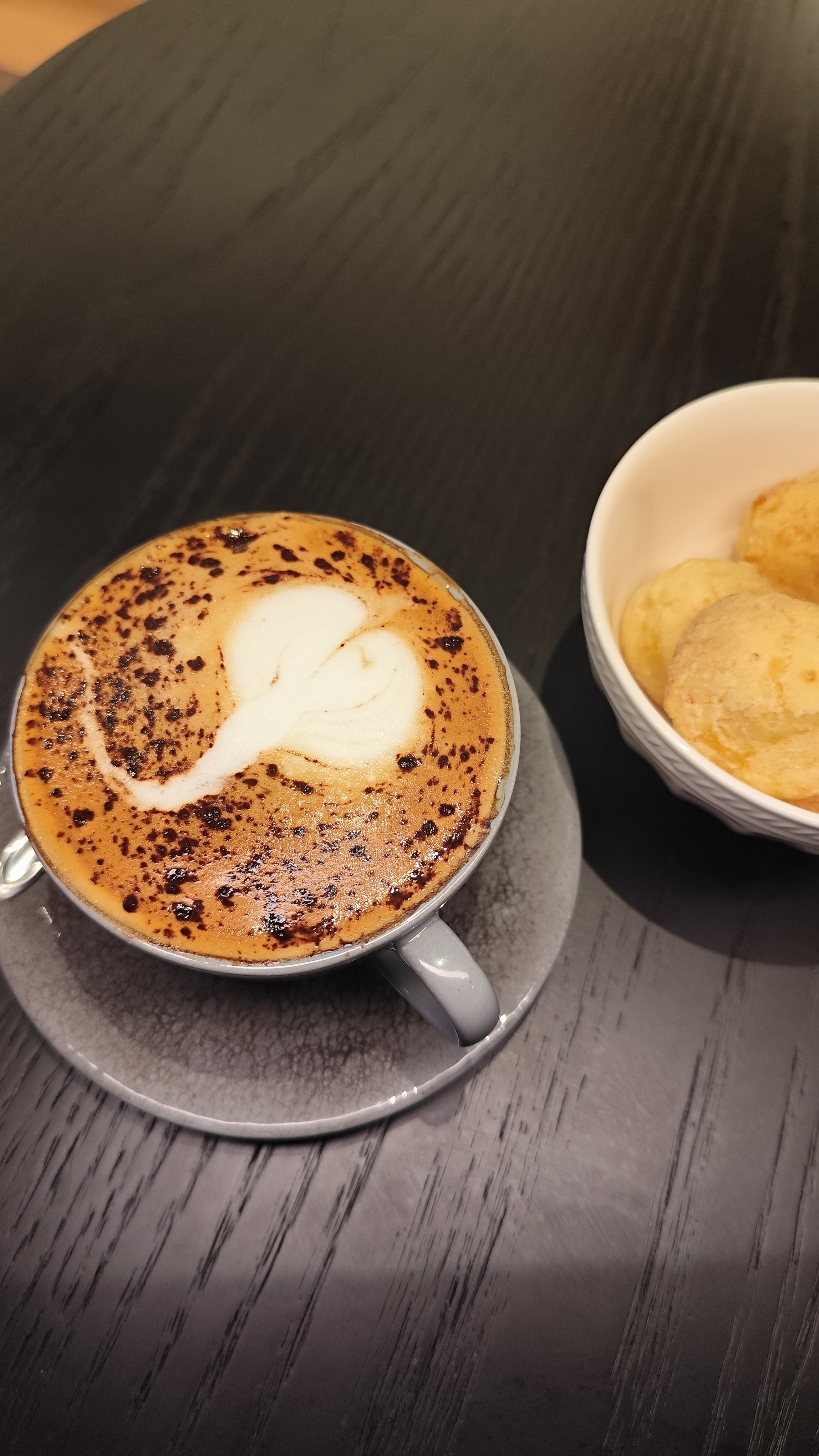 um capuccino italiano para melhorar o dia .