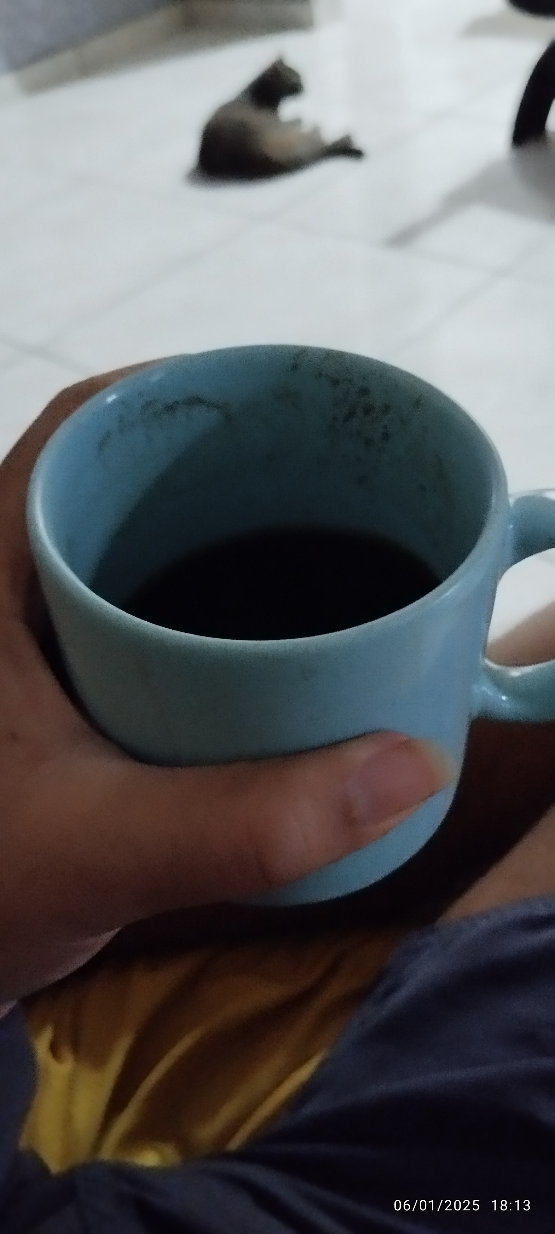 Café barato que acabei de fazer, bem quentinho, da marca santa clara. melhor tomar café ruim do que ficar sem cafeína.