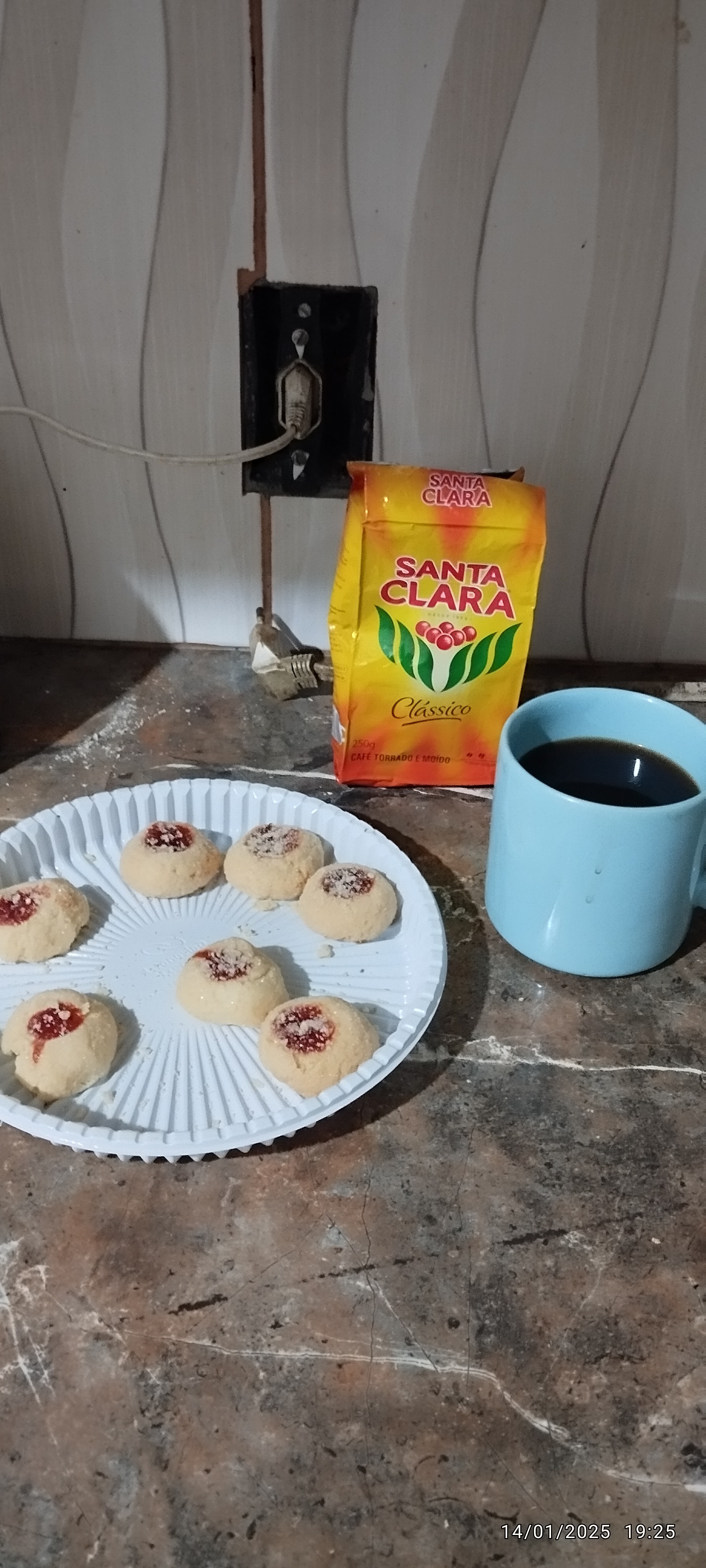 Momento de relaxamento com um café típico e acessível.