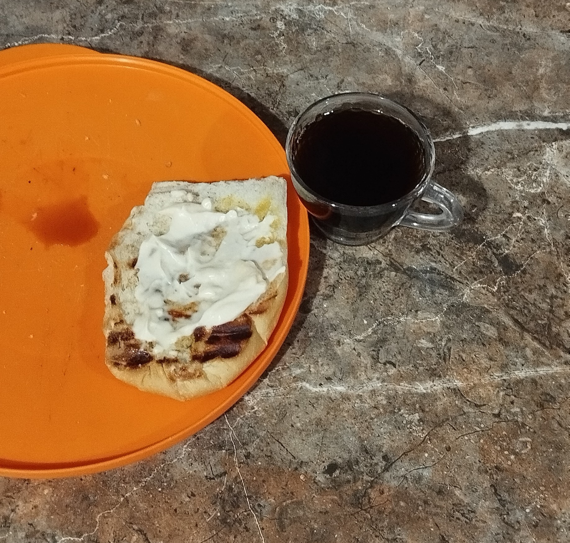 Café da tarde e pão assado com maionese e azeite.
