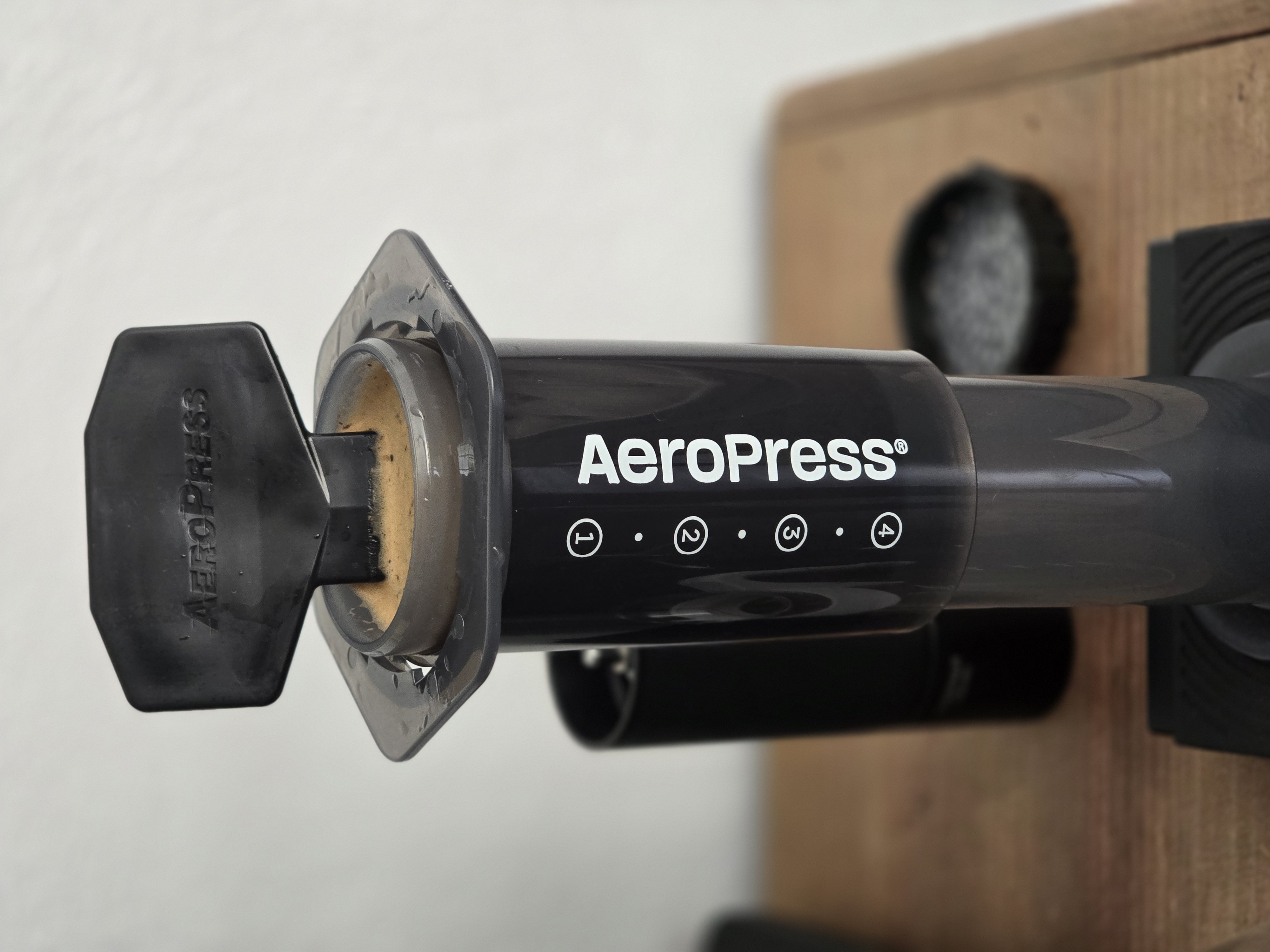 Hoy es día de extracción con AeroPress. ☕

Café ácido, un poco dulce y mucho cuerpo. 🇨🇴
La receta es un híbrido del campeón mundial de AeroPress 2022 y 2019.

