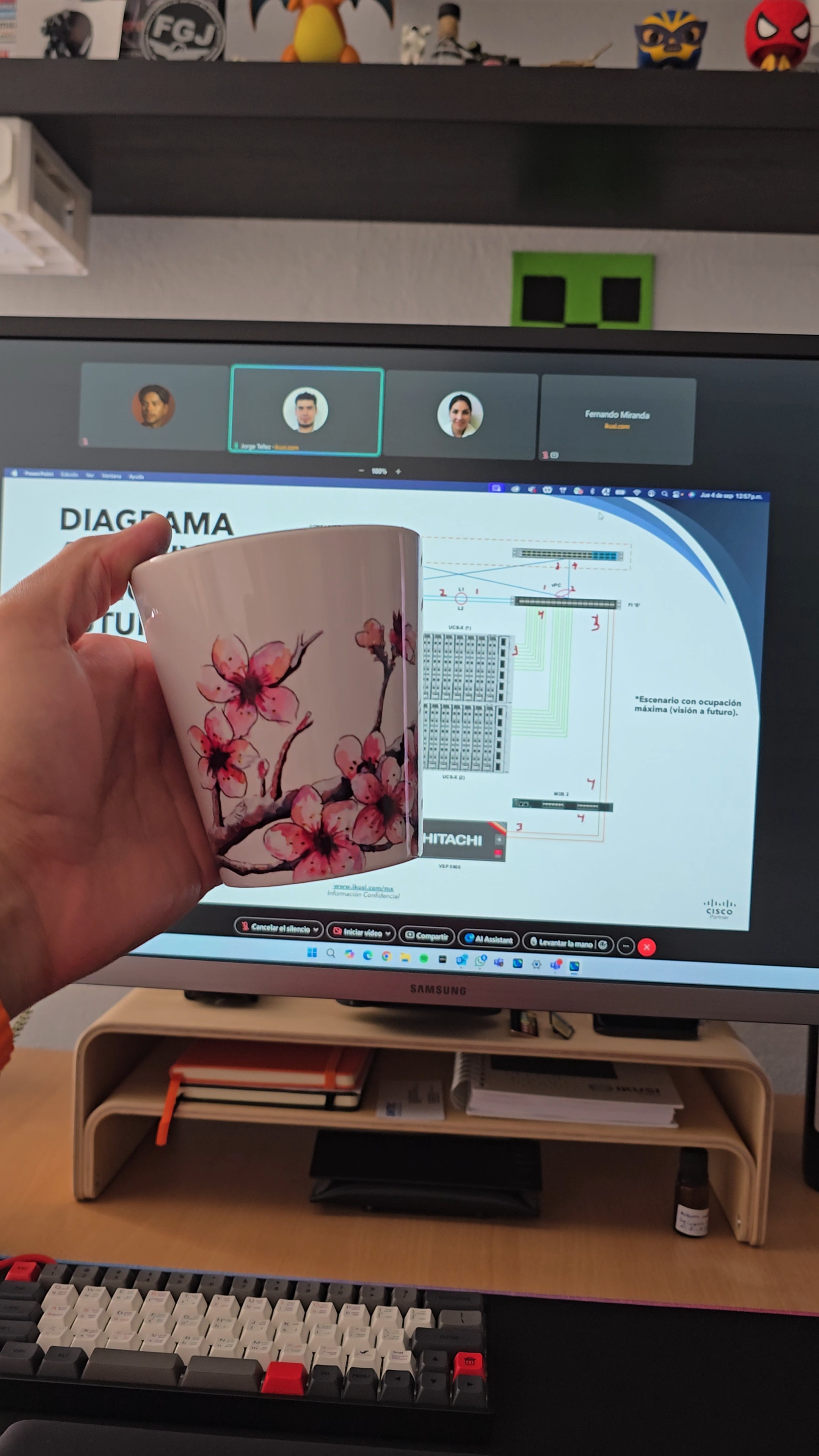 Momento de café ☕ 

Hoy utilicé una receta de James Hoffman en prensa francesa. 🌡️🍶
Un tanto extraña pero me fascinó el resultado. Por alguna extraña razón, mi café tenía un sabor marcado a maíz 🌽. 
También es un día de muchas reuniones para validar arquitecturas. 🔥

¡Excelente día a todos! 👾