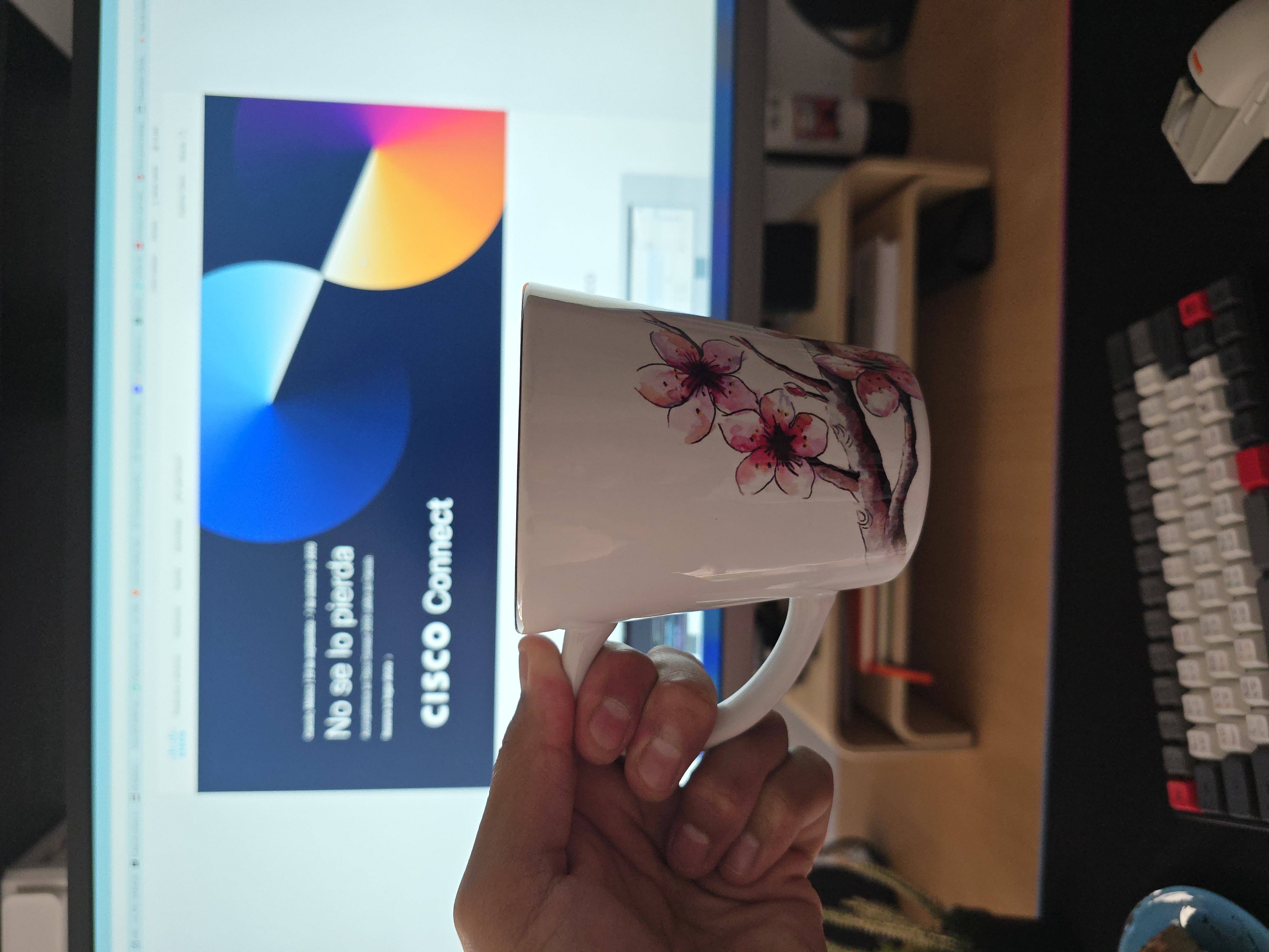 Día nublado, frío y con llovizna.
¡Perfecto para un café increíble y un pan no tan increíble!

Analizando pendientes y haciendo mi lista de compras en Amazon. ¡que viva el home office! 

Abrazo enorme a todos. ❤️
