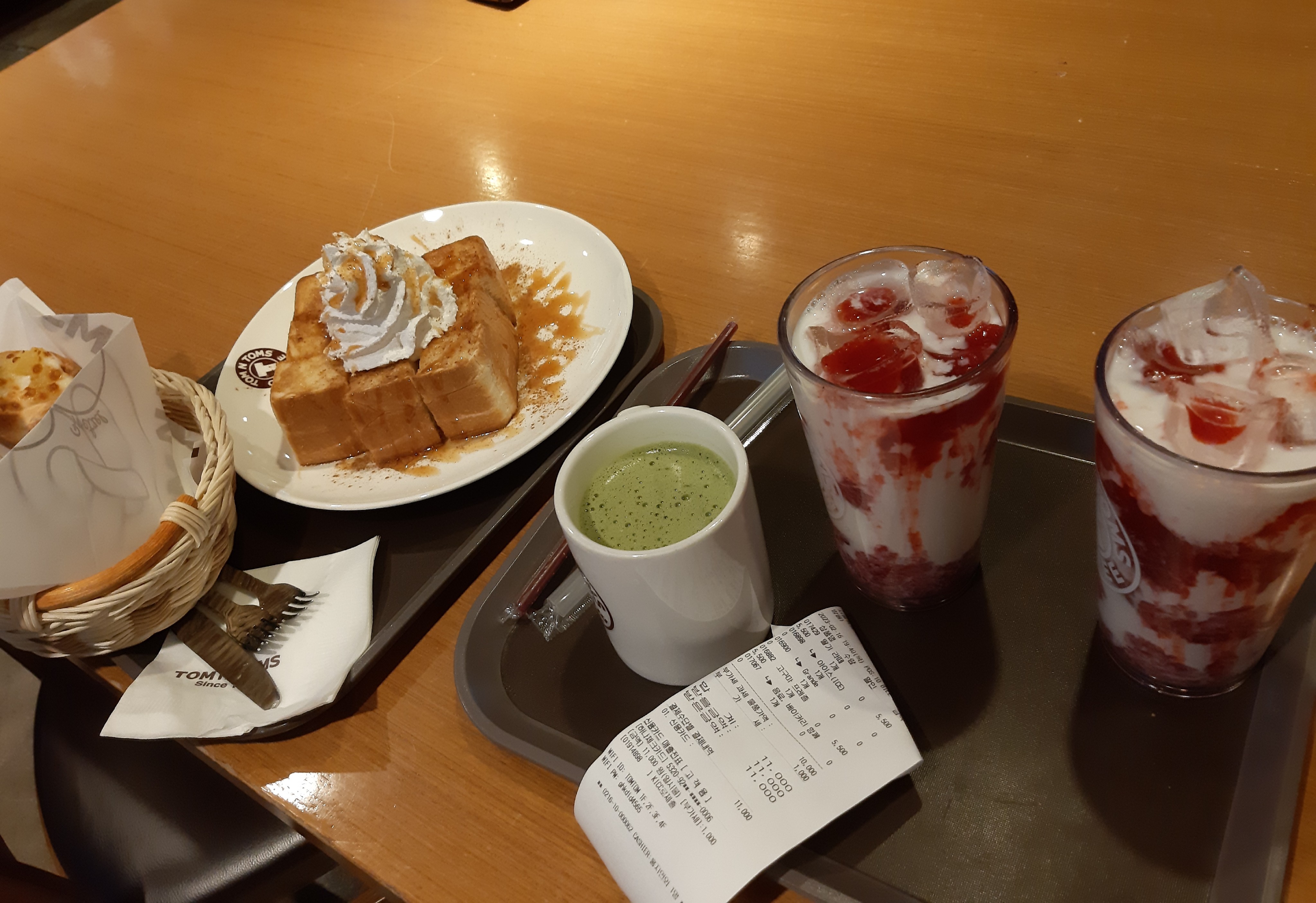 miss the sit-in moments in Korean Coffee. We can study and charge phones.  Chat with friends for hours and order desert and coffee. 