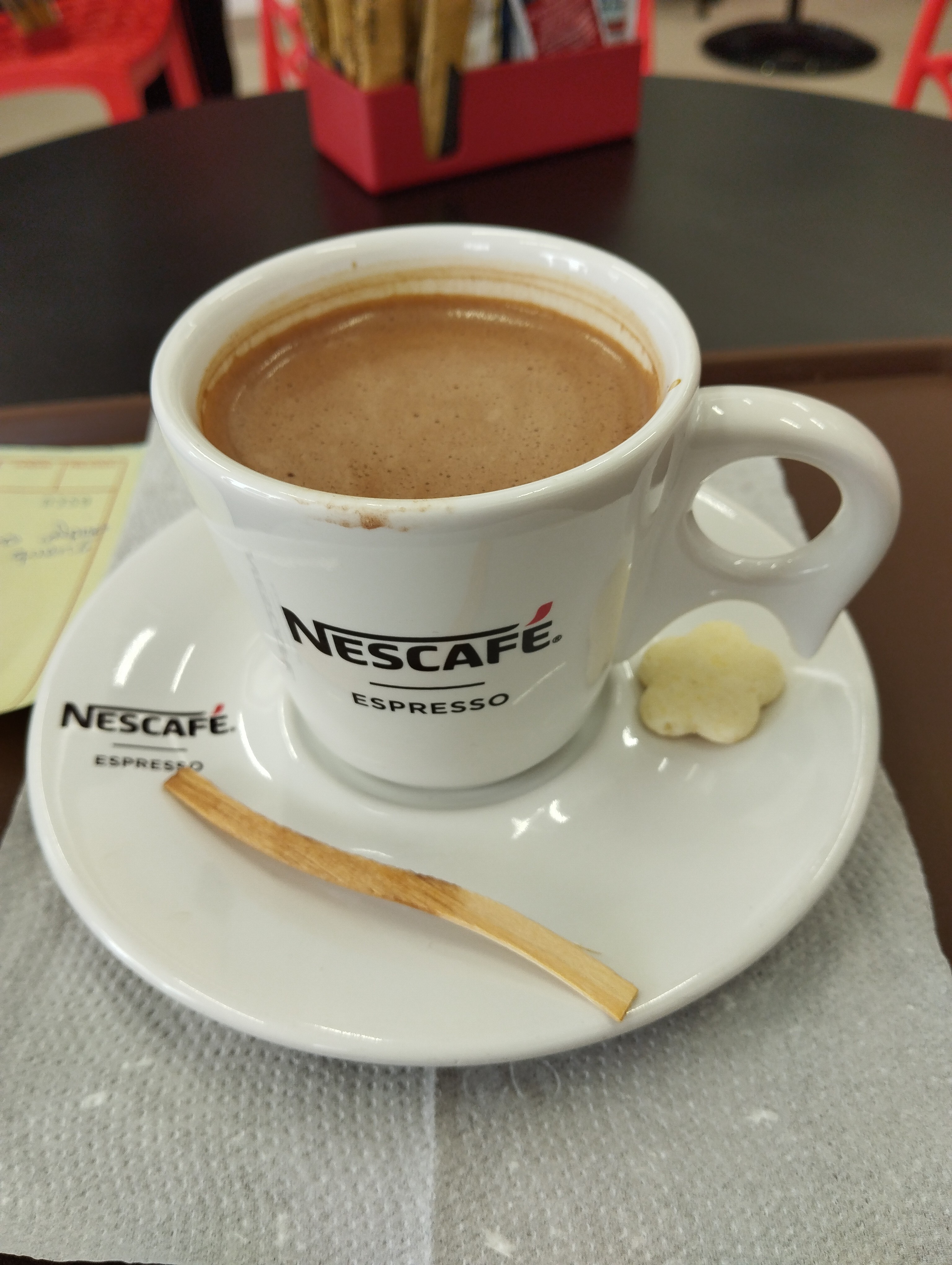   Esse cappucino me fez sentir parte do encontro de Crowley e Arizaphale no Antonella's Cafe Bistro na 111 High Street em Penge, Londres. (Good omens)