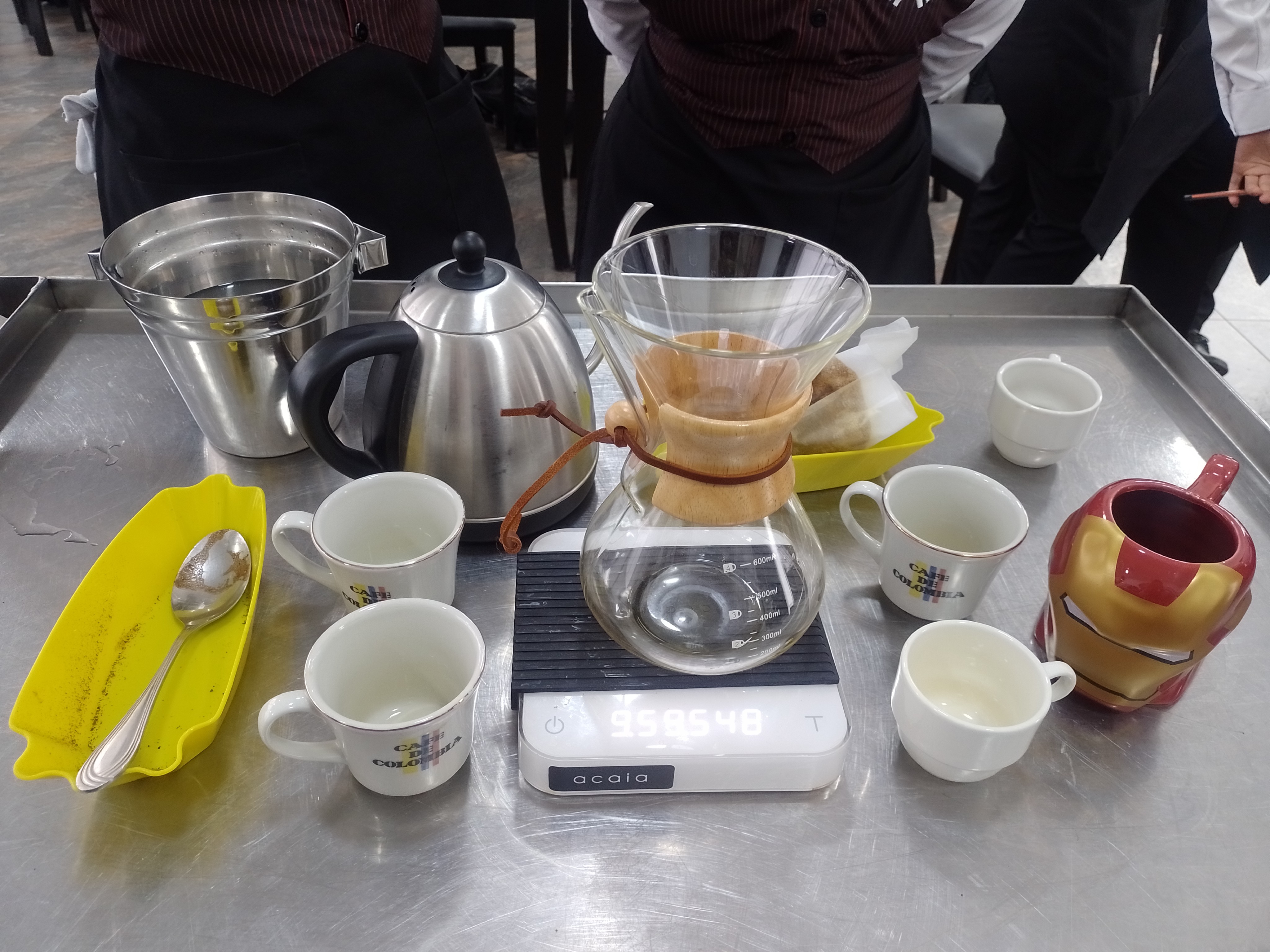 Primer intento en clase preparando café con método de filtrado chemex (salió mal)