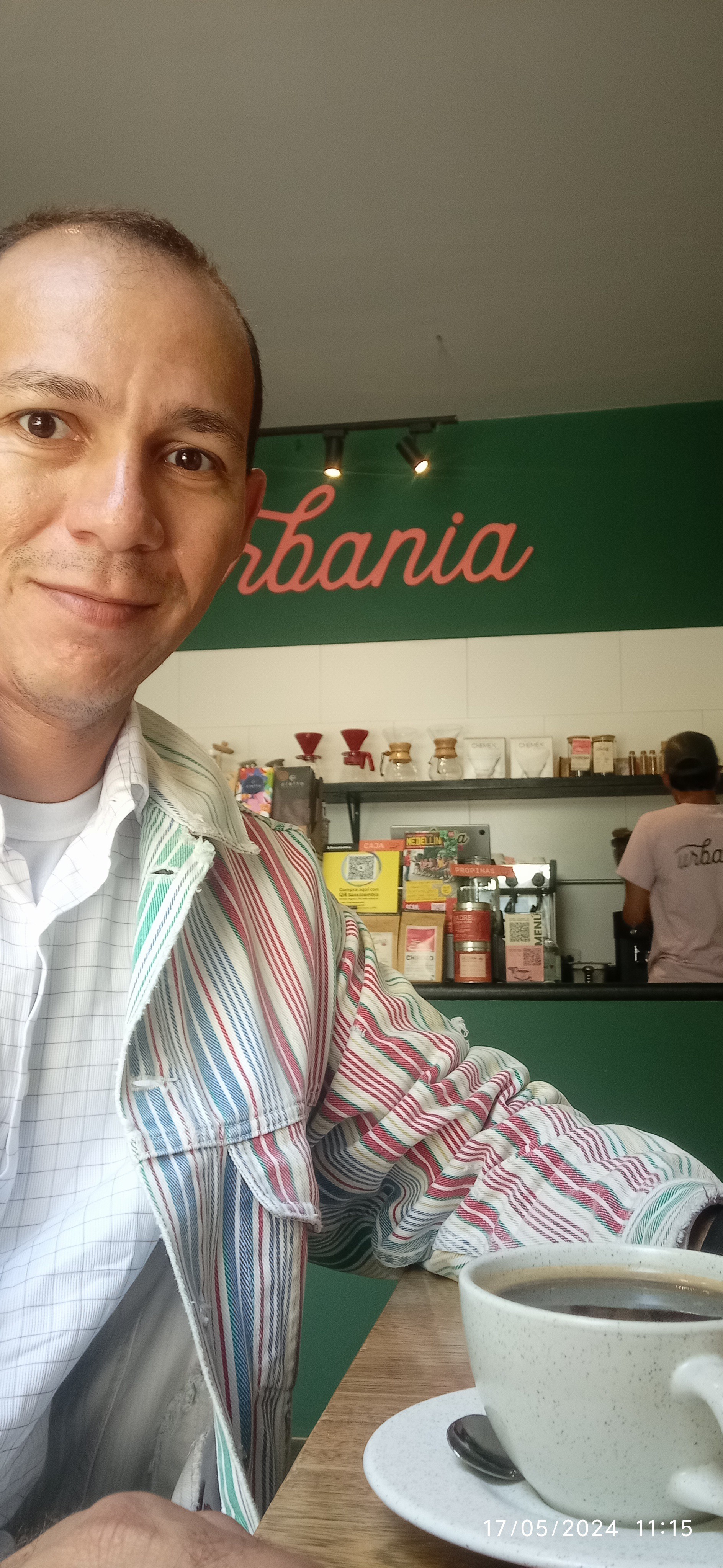 de visita bebiendo un cafecito en #urbaniacafe #medellin