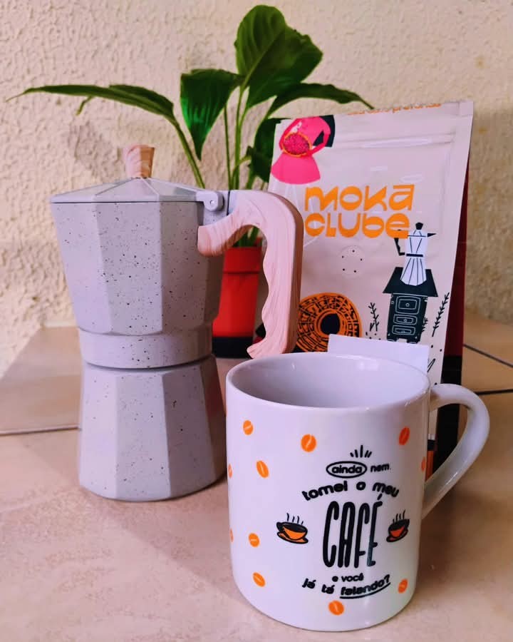 Um café e um amor… Quentes, por favor!
Sem excessos de doçura ou amargura.
Forte
Doce…
Que ambos façam meu coração acelerar.
Que me mantenham vivo.
Um café e um amor… Quentes, por favor!
E que de nenhum deles eu sofra de vício,
Mas que de ambos,
Eu possa me dar ao luxo do hábito
Um café e um amor… Quentes por favor!
Pra ter calma nos dias frios.
Pra dar colo
Quando as coisas estiverem por um fio.
E que eles nunca tenham gosto de ontem
Nem anseiem pelo amanhã
Que me façam feliz nesse agora,
Que me abracem pela manhã.
Poema de Caio Fernando Abreu
@prof_juliocabral ❤️