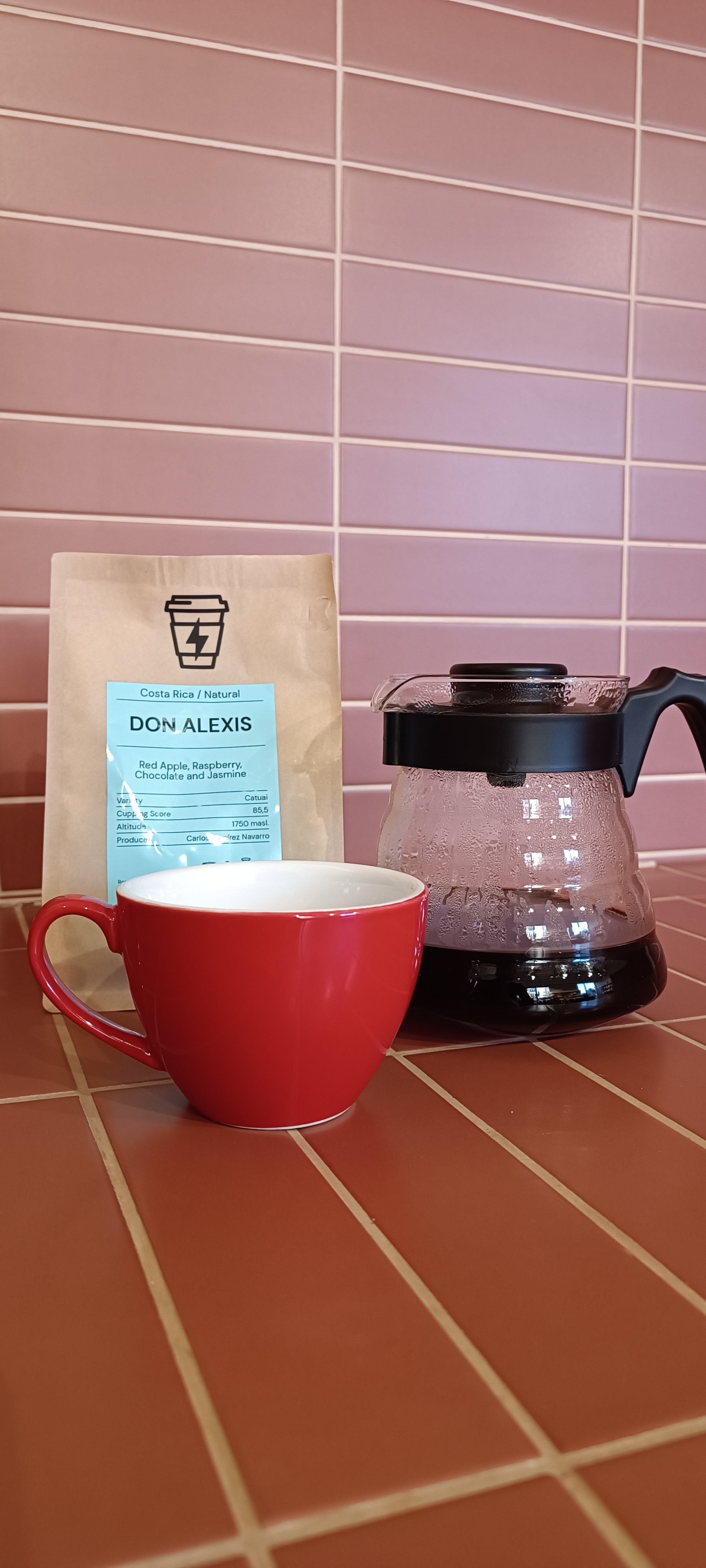 El año 2023 fue muy buena recolecta de café en costa rica, este café es una prueba de ello.
Batch Brew receta (recomendada) 60g x 950ml
V60 receta 20g x 350ml (depende de la molienda)