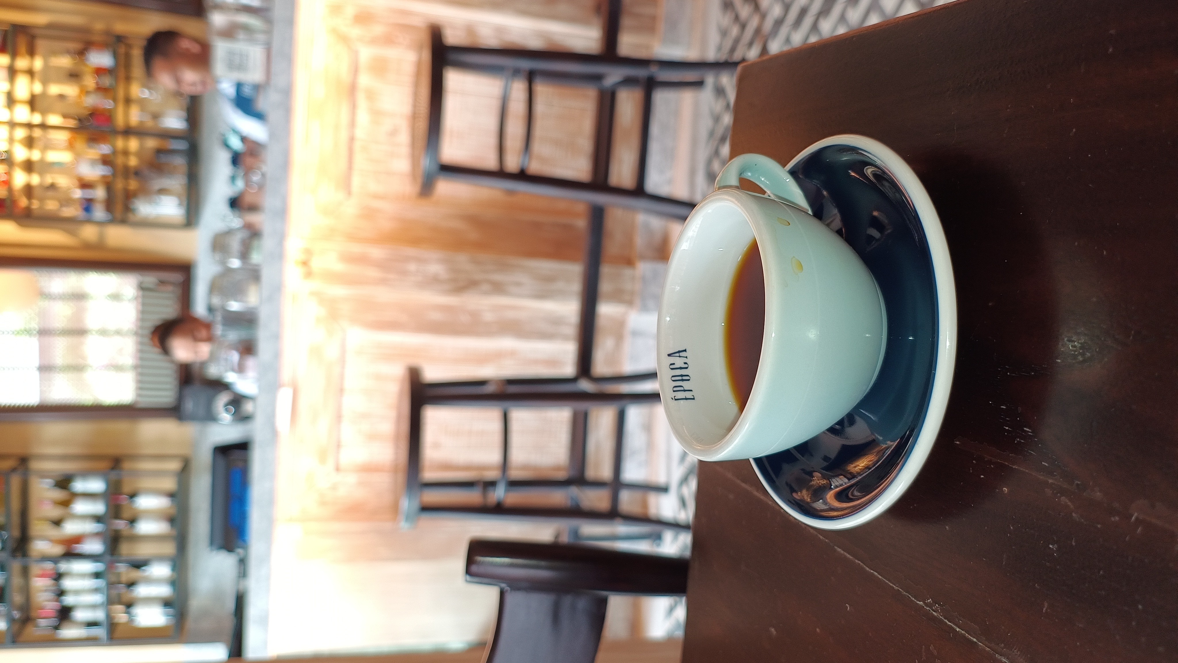 En mis viajes a Barranquilla, Colombia, siempre visito Época en la calle 84 con 58. Un lugar único en la ciudad con un café delicioso. En taza un Chiquito de la región de Risaralda, Antioquía, con proceso Honey cultivado a 1650 Man. Tiene notas a miel, aroma floral y acidez cítrica a toronja.