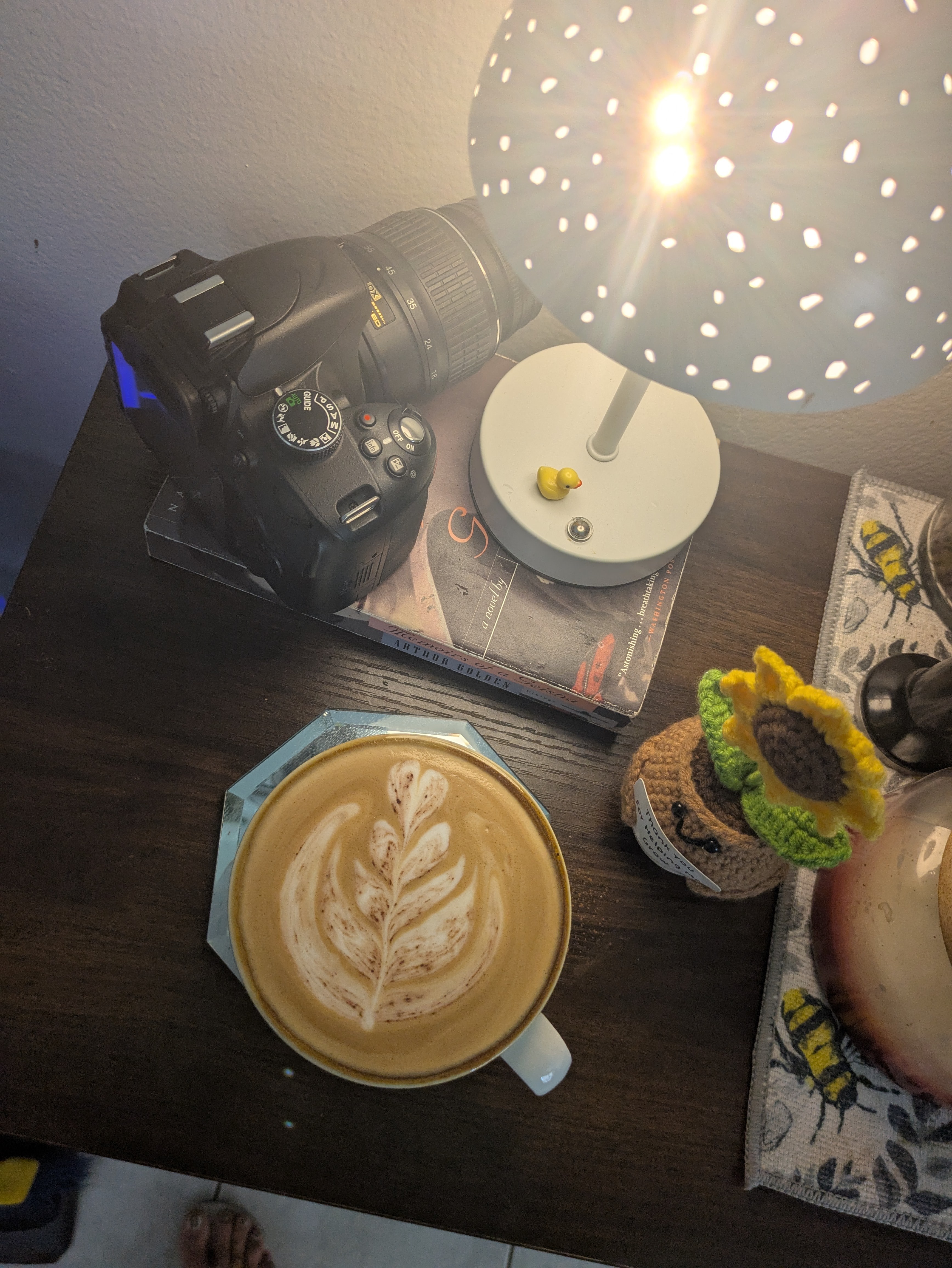 Yo siempre tan feliz cuando me sale un buen latte art. Sígueme en Instagram para que veas los vídeos de como lo práctico. 💛✨