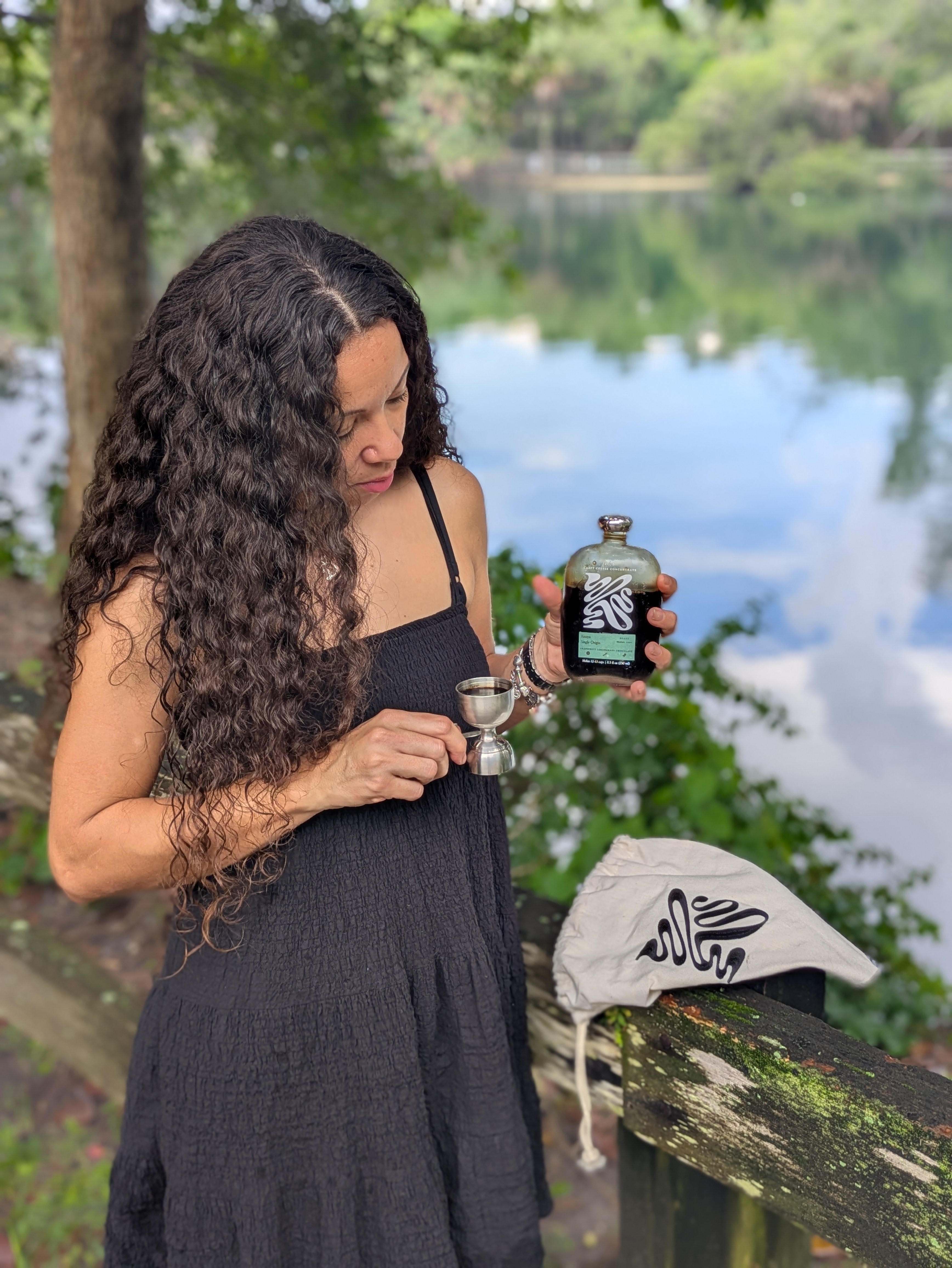 Estuve probando este café de Kenia concentrado, un Latte de Cherry 🍒Recuerda que puedes ver el vídeo de la receta en mis redes sociales 😃 te espero allí
Ya había probado una vez un café concentrado y no soy muy partidaria de estos inventos pero es genial poder hacerte un latte en medio de la naturaleza 🏞️