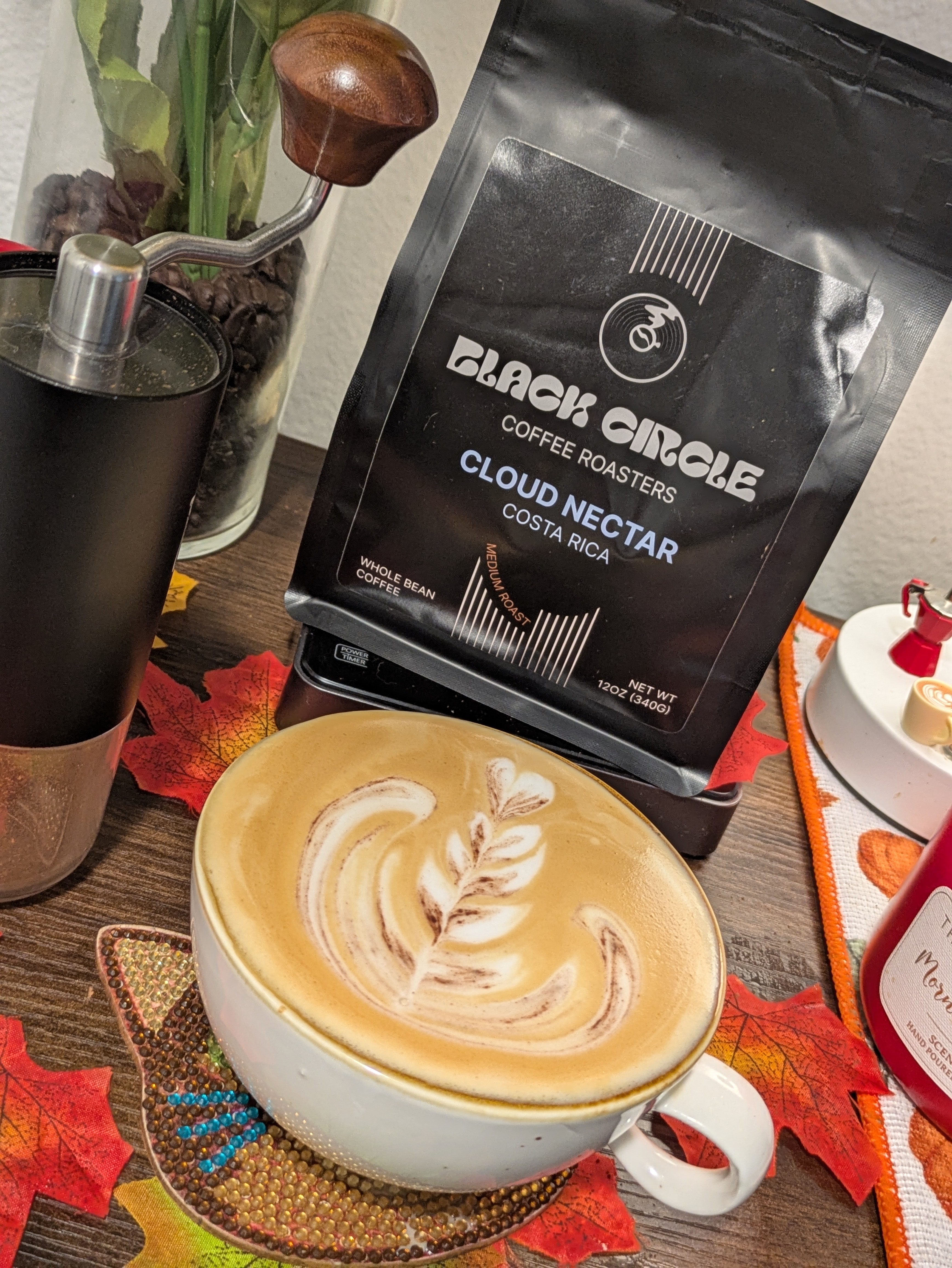 Este café que me ha llamado muchísimo la atención por su historia.
Este maravilloso café proviene de Tarrazú, Costa Rica, una región reconocida por la calidad de sus granos.
Su nombre, Chachalaca, está inspirado en el ave que cada día despierta la selva tropical con su canto. Y me encanta esa idea: un café nacido en una tierra que despierta al mundo, taza tras taza.
Porque detrás de cada grano también hay un lugar, una historia y generaciones de tradición.