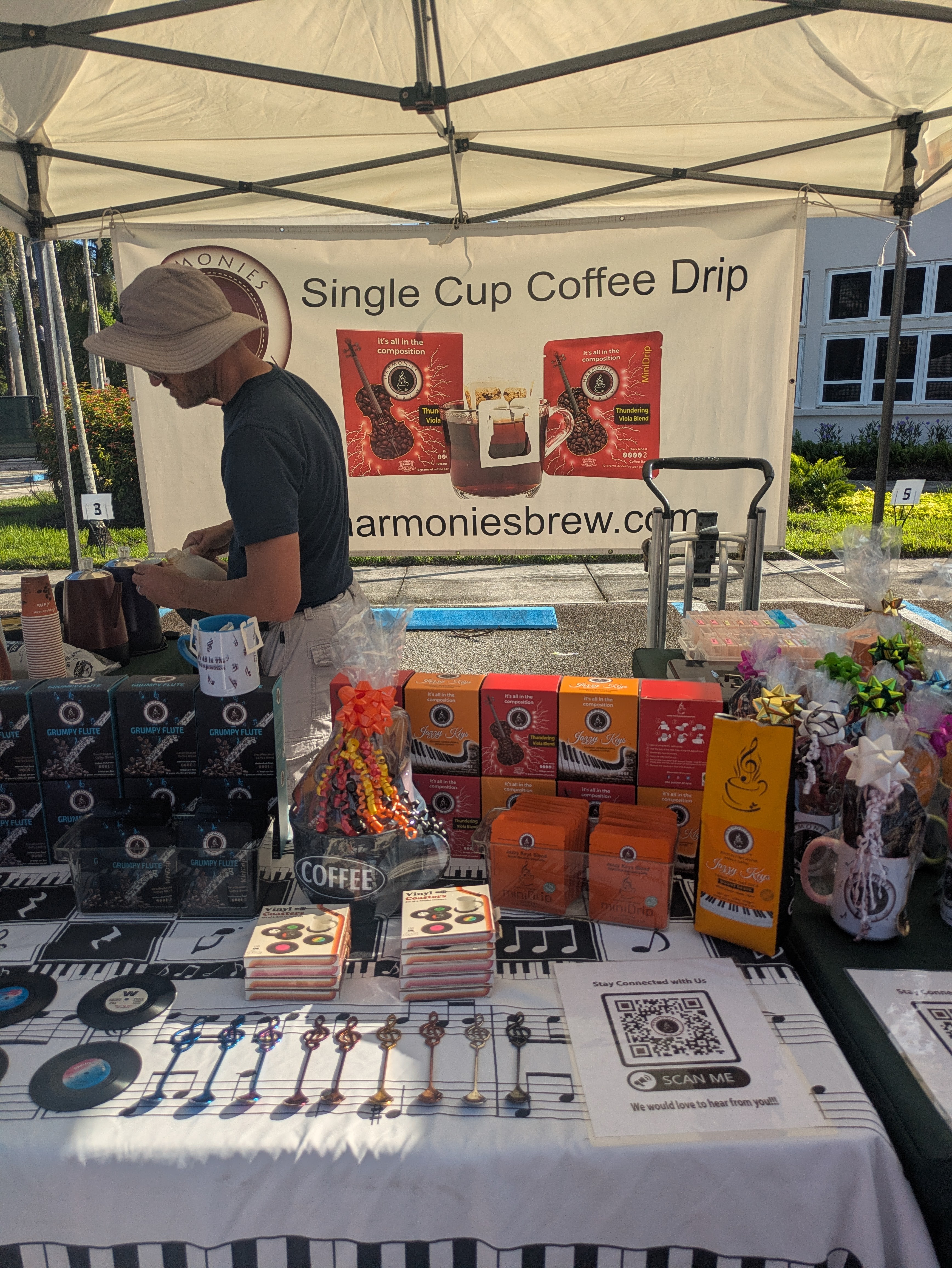 Fui a un festival de otoño 🍁 y encontré este puesto de venta de café orgánico y de especialidad de Colombia. Me encantó!!! Muy rico 😋