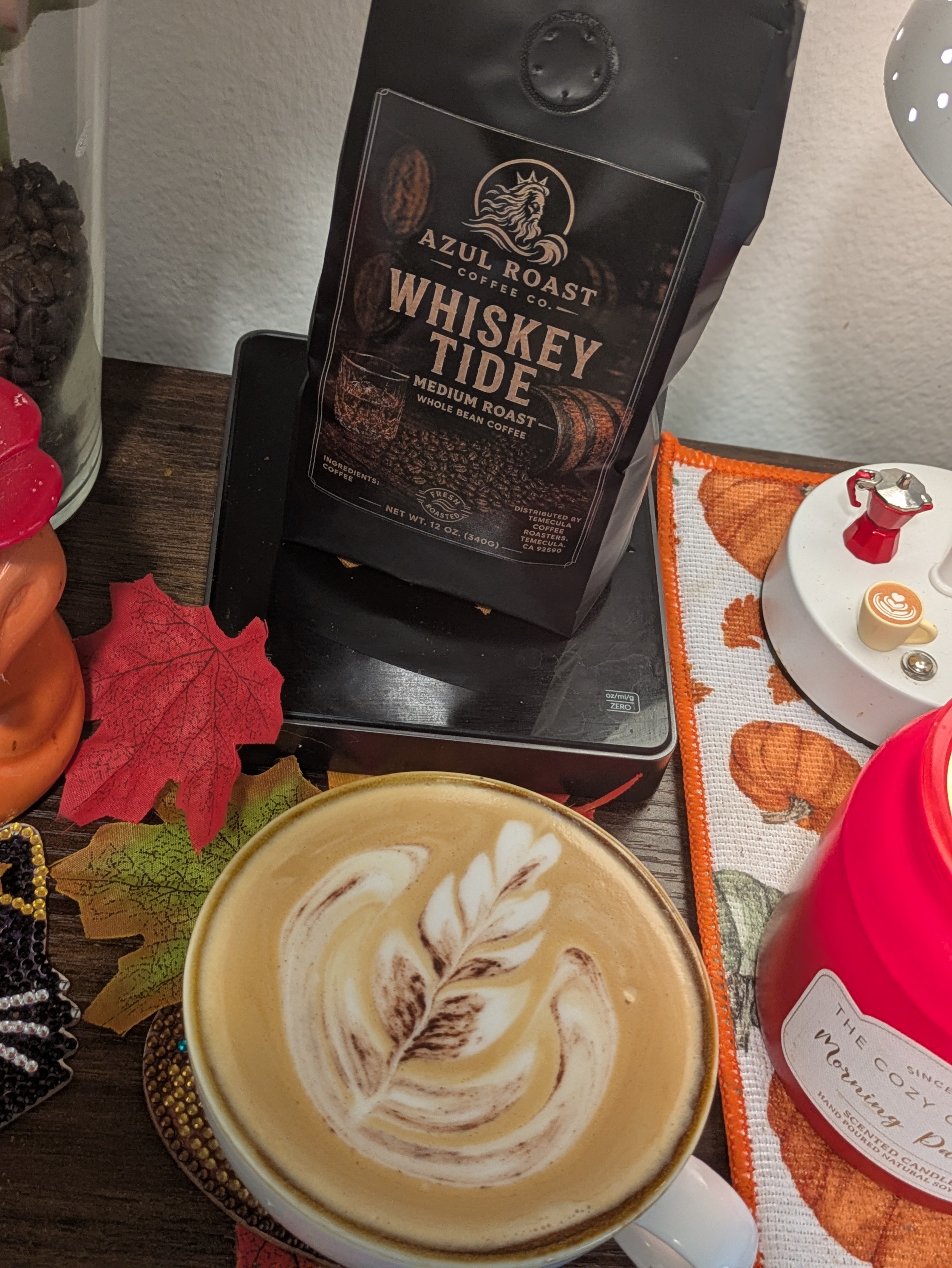 Azulroast Un café guatemalteco de origen único, de tueste medio, añejado durante 30 días en un barril de bourbon antes de tostarlo. Este proceso único de añejamiento en barrica infunde a los granos una profundidad y un carácter distintivos, creando una experiencia de café audaz y suave. Después del añejamiento, los granos se tuestan frescos y se preparan a pedido para una frescura y un sabor excepcionales.