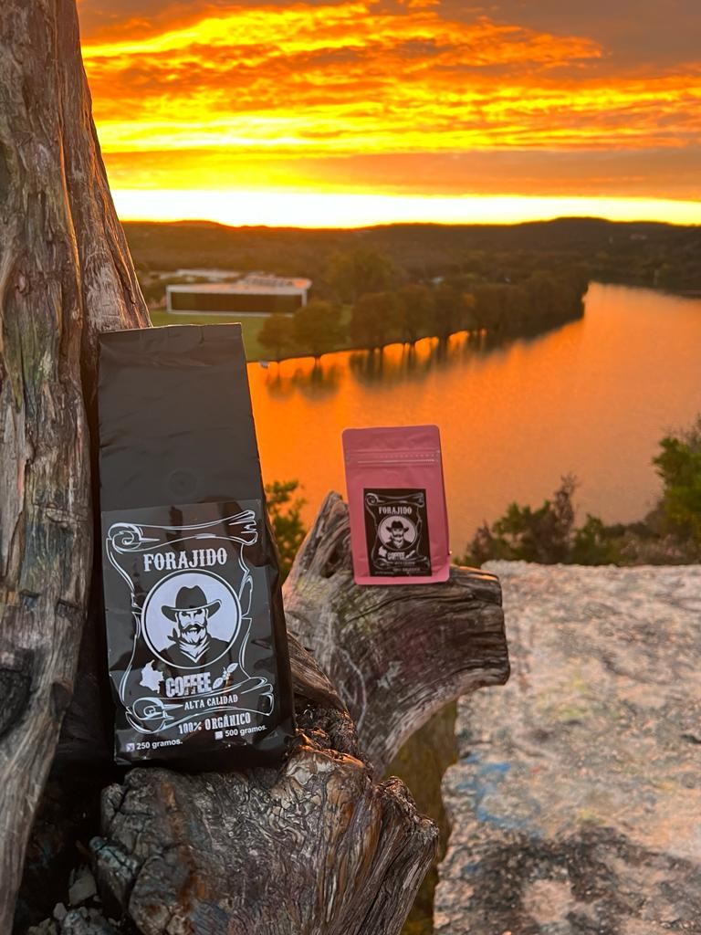 Forajido especial al lado de nuestro Bourbon Rosado 🤩🙌🏽
Forajido Coffee ha conquistado Texas, y mientras el sol se despide en un hermoso atardecer, nuestro café de especialidad brilla con su sabor único. ☕🌅 ¡Disfruta de la excelencia en cada taza mientras el día se desvanece en la tierra del forajido!🏜🇺🇲☕️

