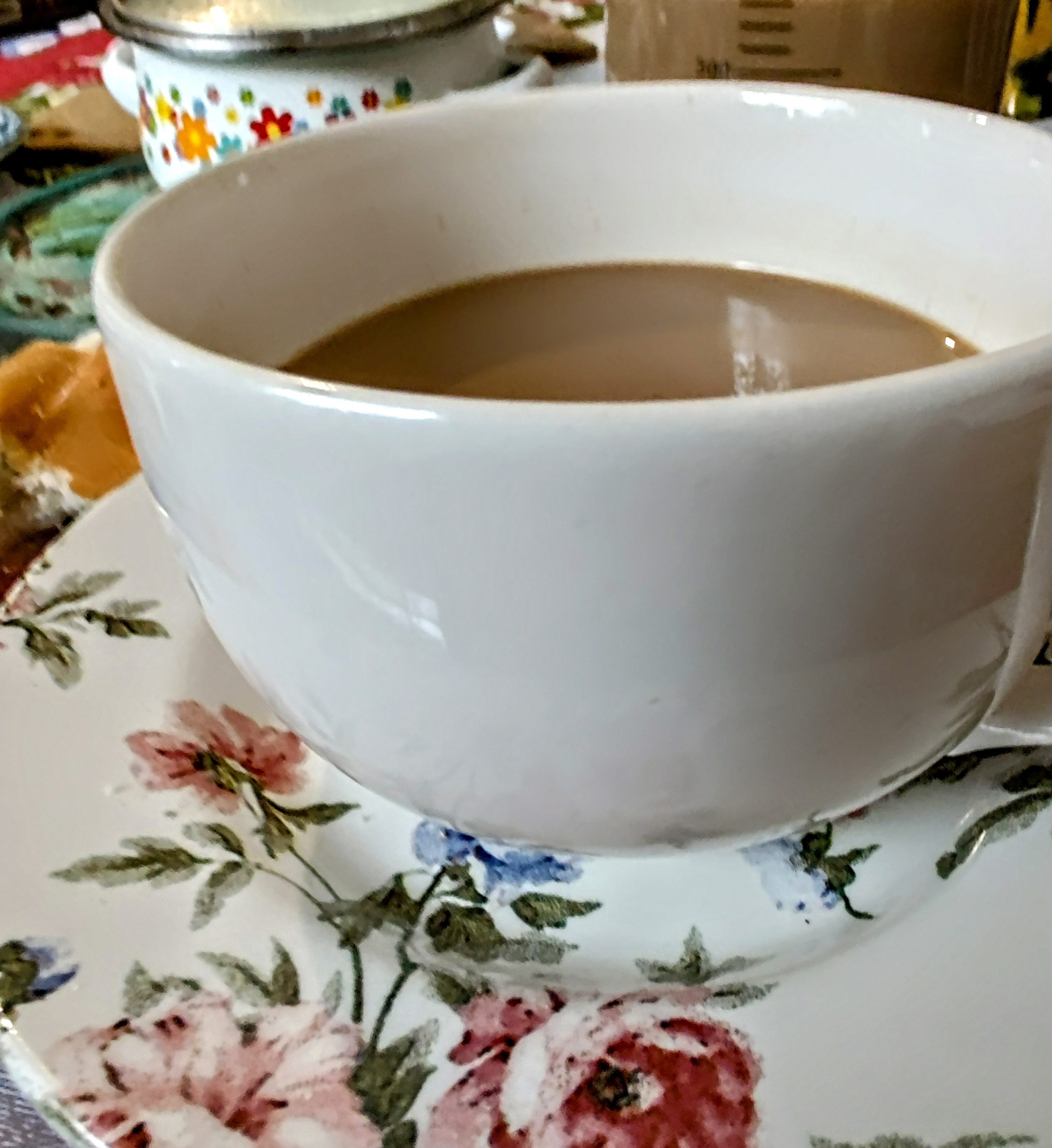 xícara em porcelana branca e pires com motivo floral, com flores na tonalidade rosa e folhas em verde e azul.
Volume aproximado de 250ml.
Origem e procedência desconhecida. 
Xícara boa para chá, café com leite ou chocolate quente. 