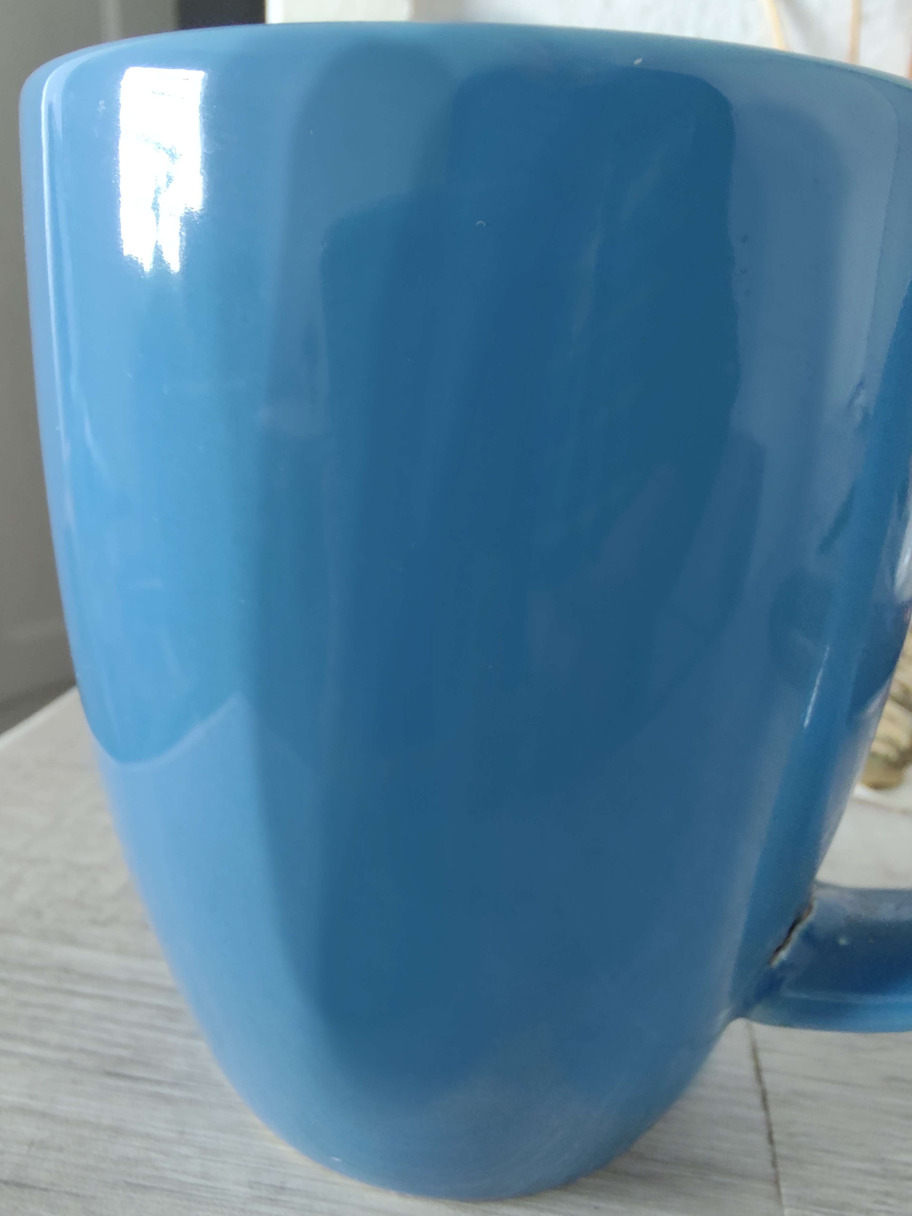 caneca de cerâmica azul. 
Origem Filipinas
Procedência: EUA 
Marca Corelle
volume aproximado: 250ml