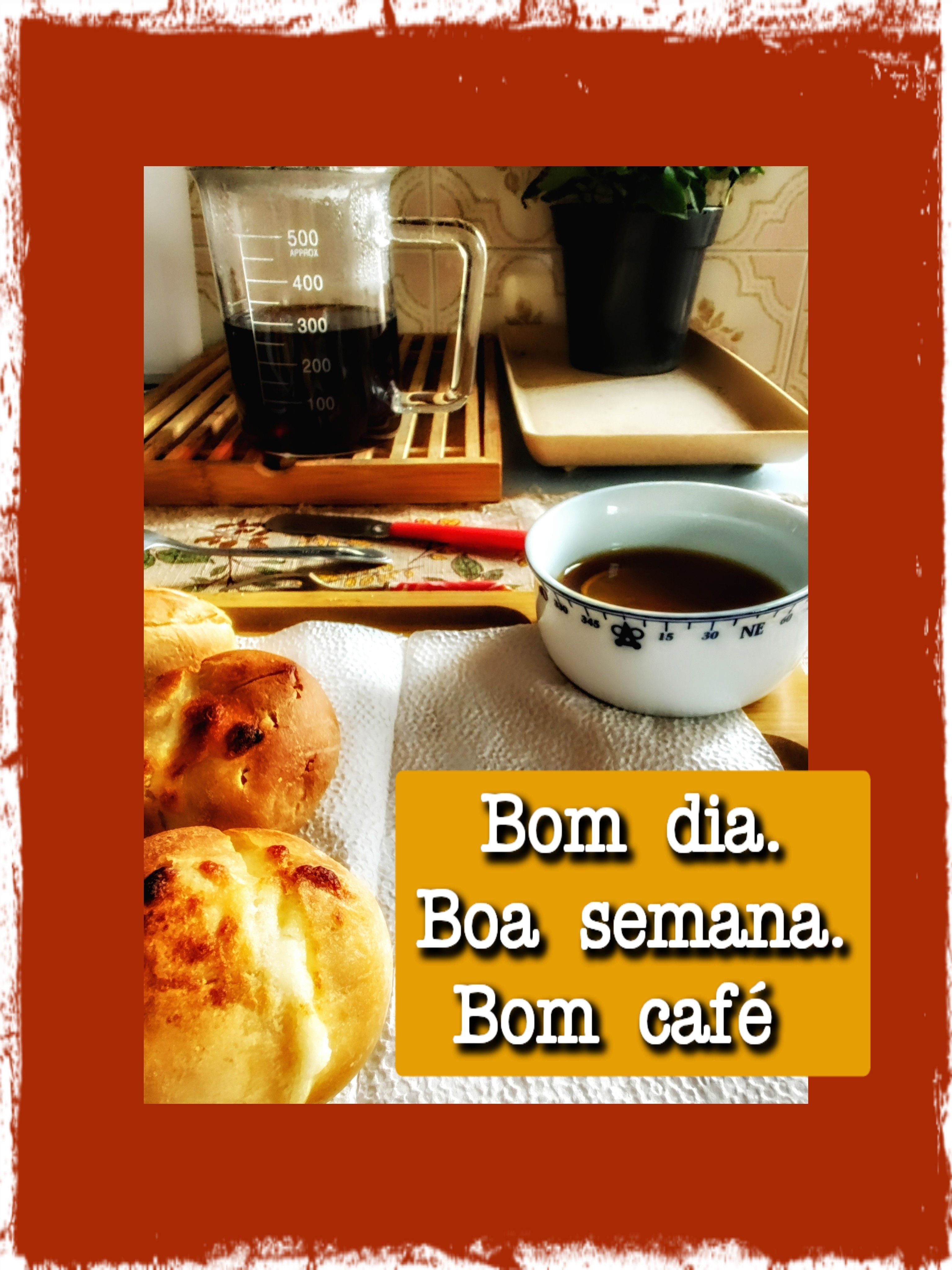O café é um Arara com uma rodela de limão, acompanha pão assado na hora. Saboreado com tranquilidade. Um luxo na manhã de domingo. 