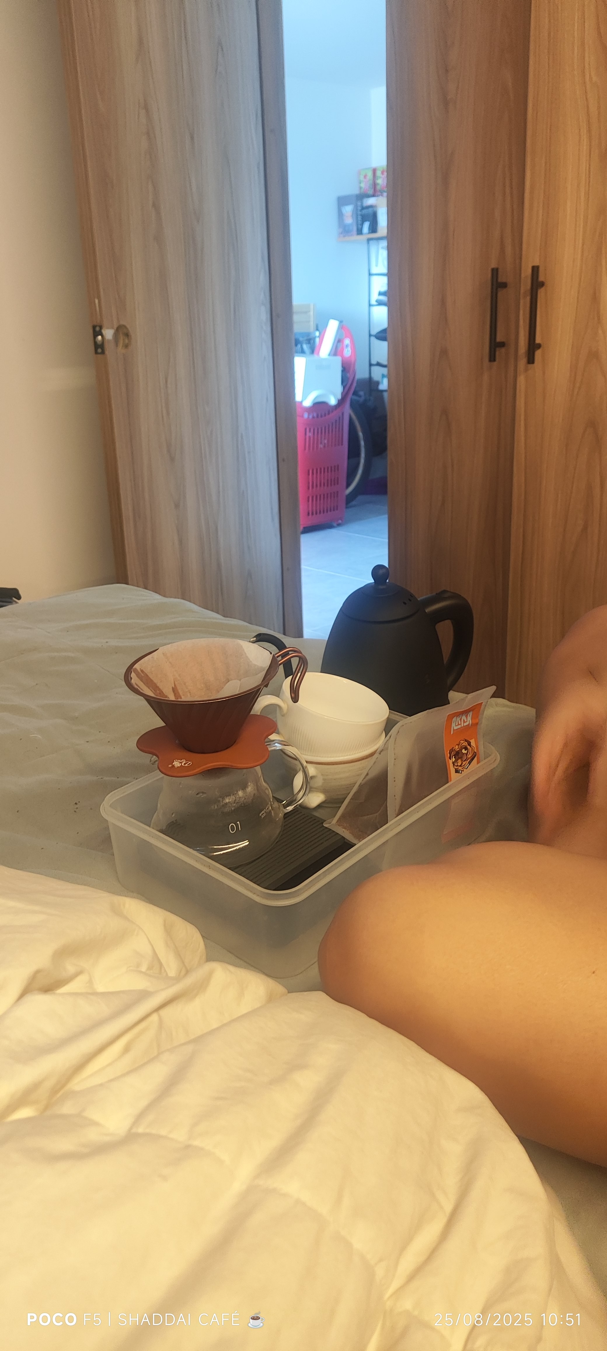 un café @shaddaicafe ☕ en cama antes iniciar el día! 