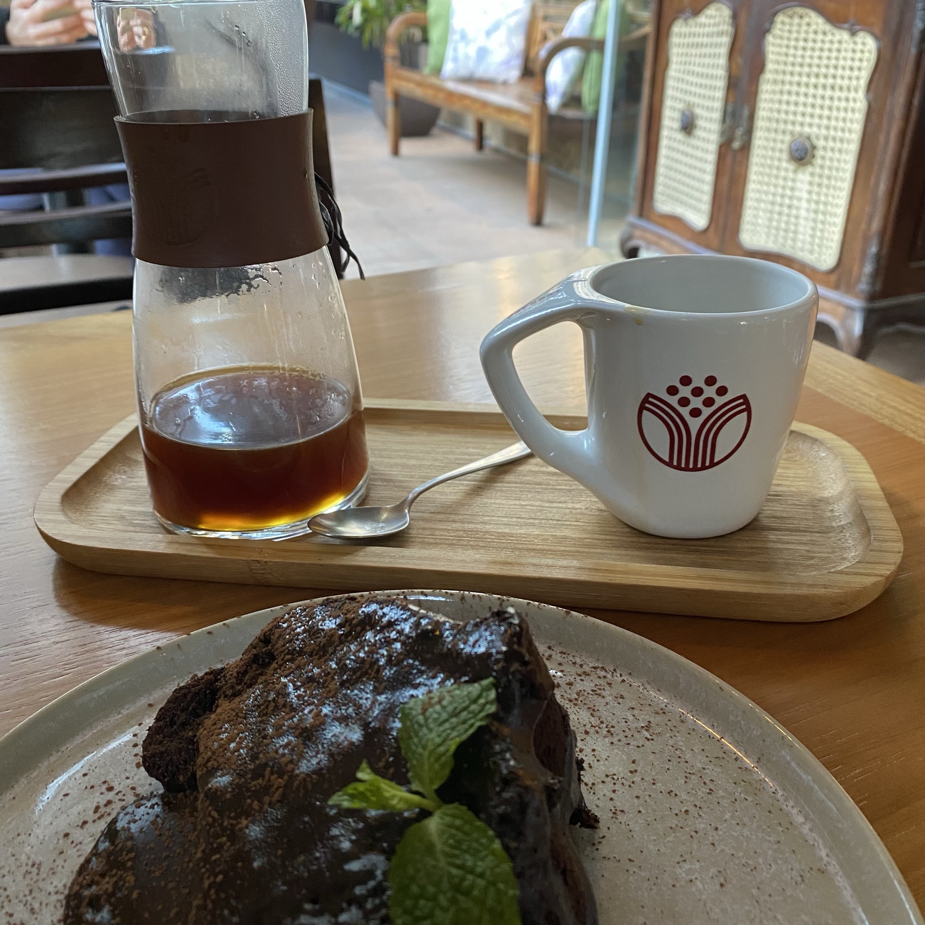 Café com bolo = combinação perfeita 🤎

E que café espetacular! As notas frutadas são maravilhosas e, como amante do V60, tenho me surpreendido com o método Aeropress 😍